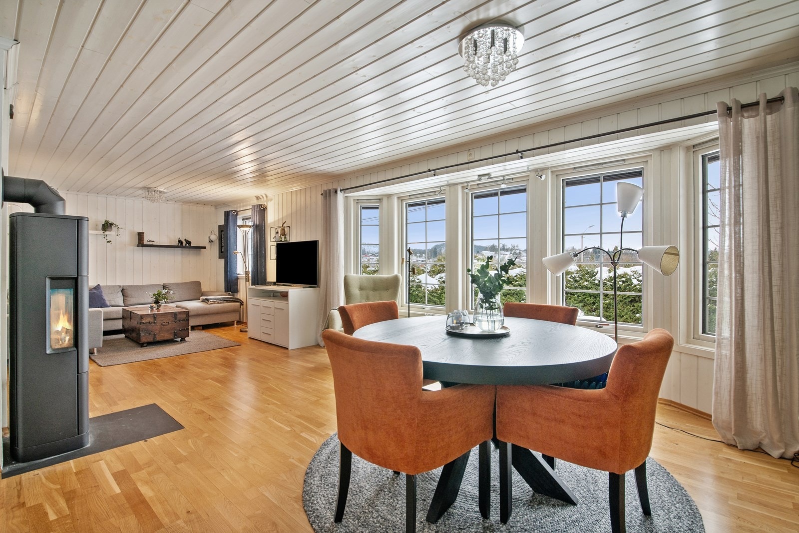 Videre kommer du inn til boligens stue. Galleribilde