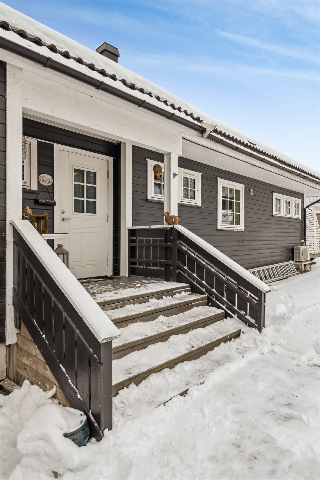 Delvis overbygget inngangsparti. Galleribilde