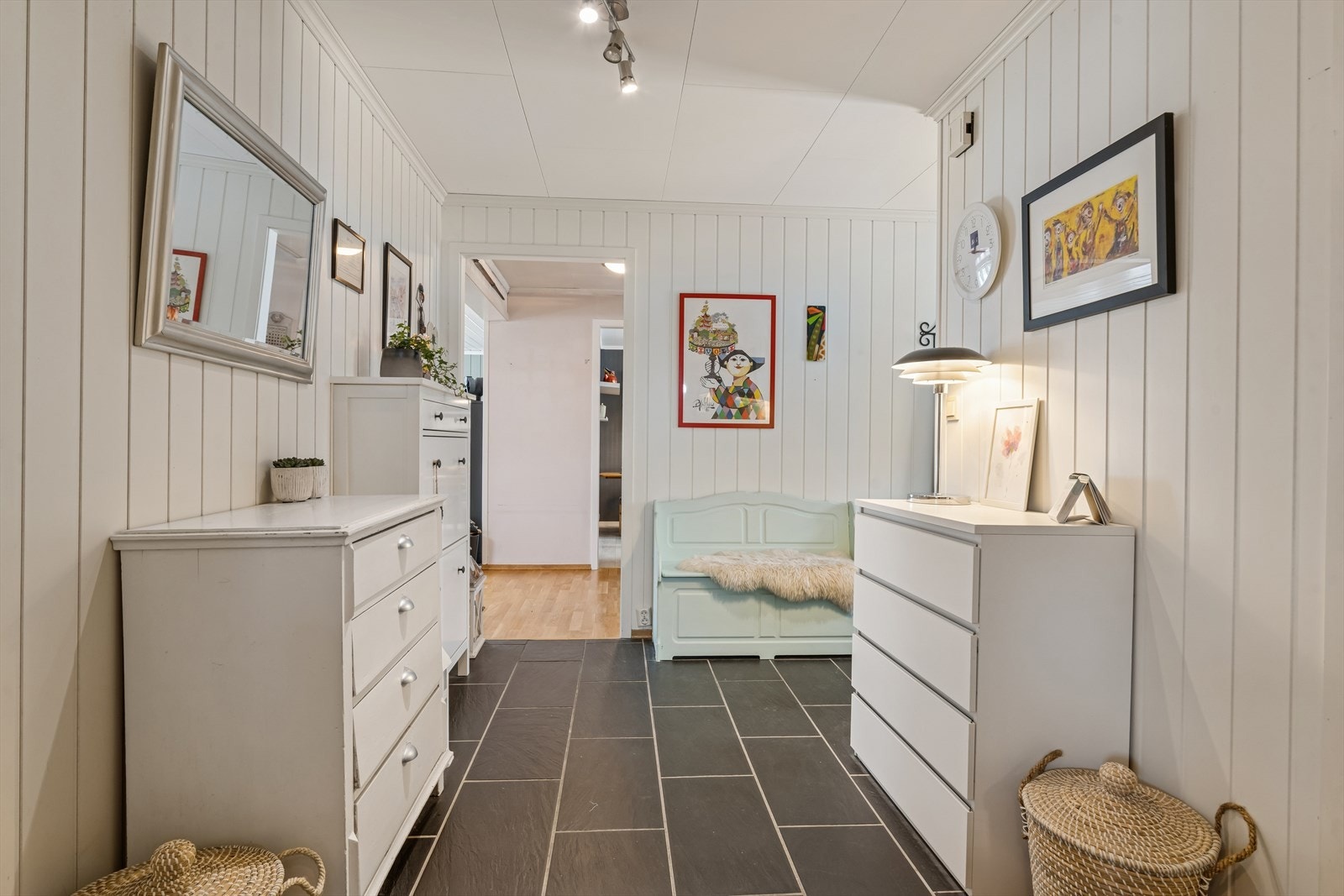 Velkommen inn - flislagt entré med god plass til å sette fra seg sko og yttertøy! Galleribilde