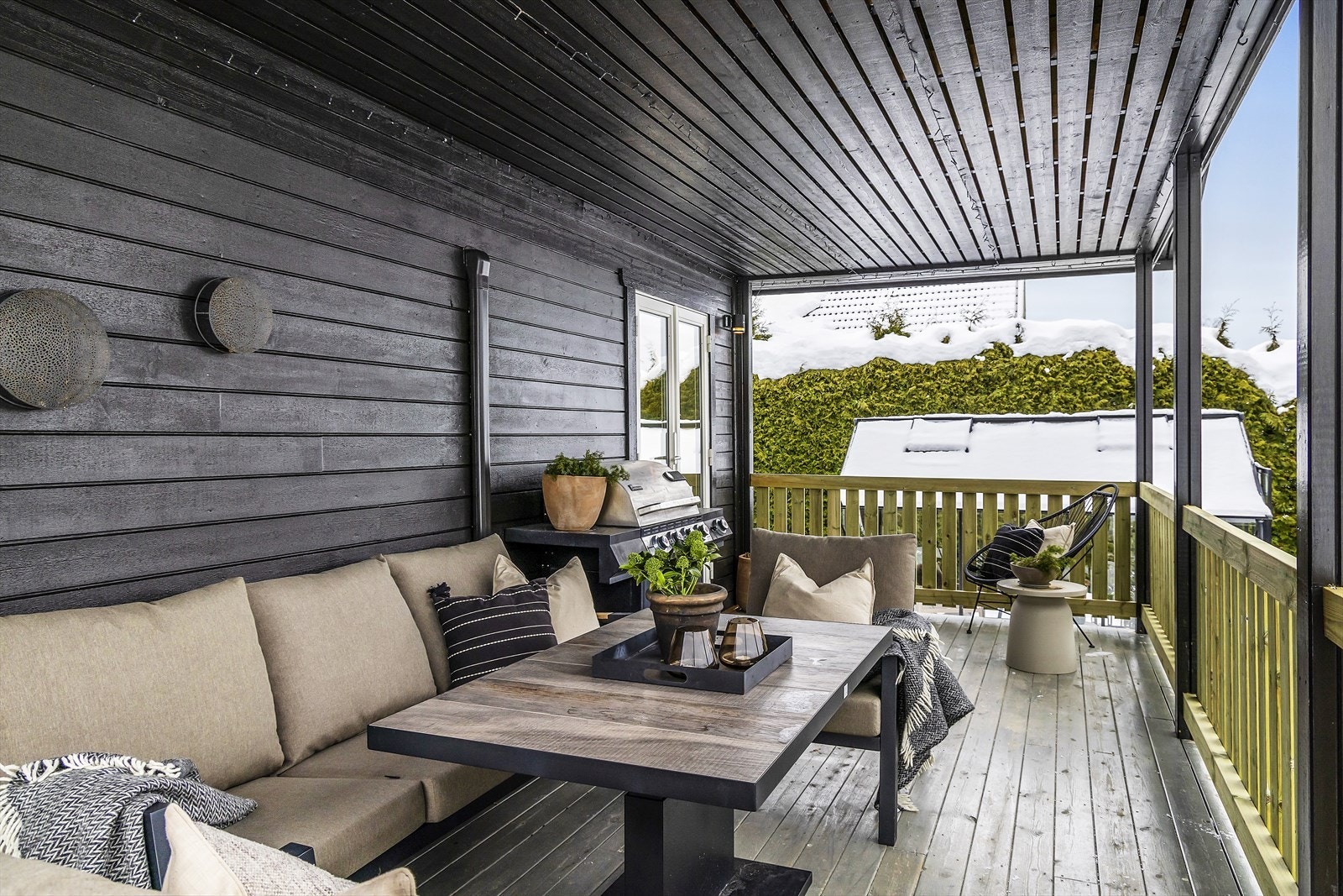 Takoverbygget gjør det også til en flott uteplass uansett vær. Her er det god plass til lounge og grill. Galleribilde