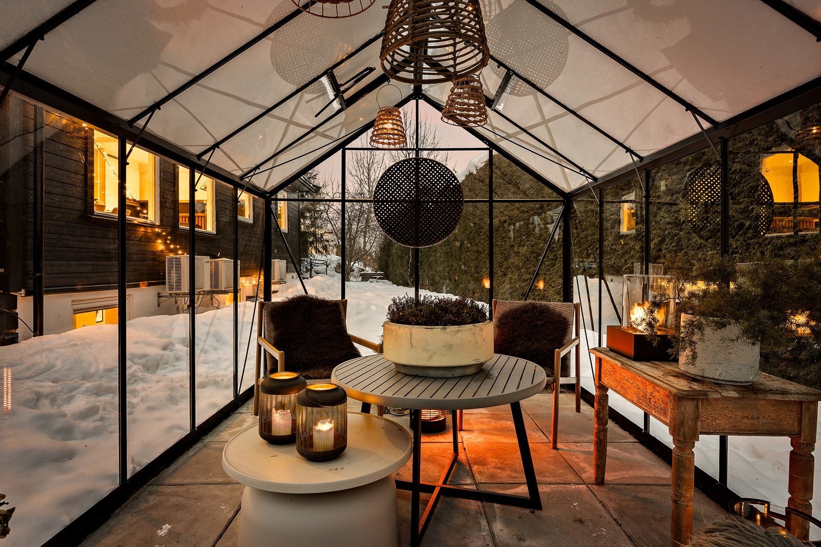 Boligen har en usjenert hage, solrikt og overbygd terrasse, for ikke å glemme drivhus/utestue med flere bruksmuligheter. Galleribilde