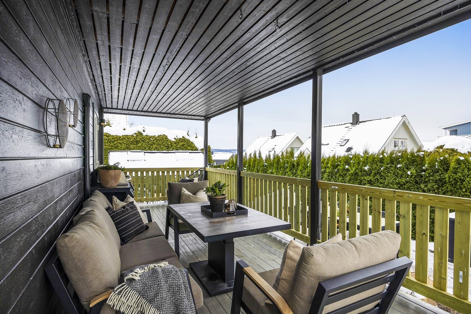 Terrassen utenfor stuen vender mot syd og har gode solforhold hele dagen. Galleribilde