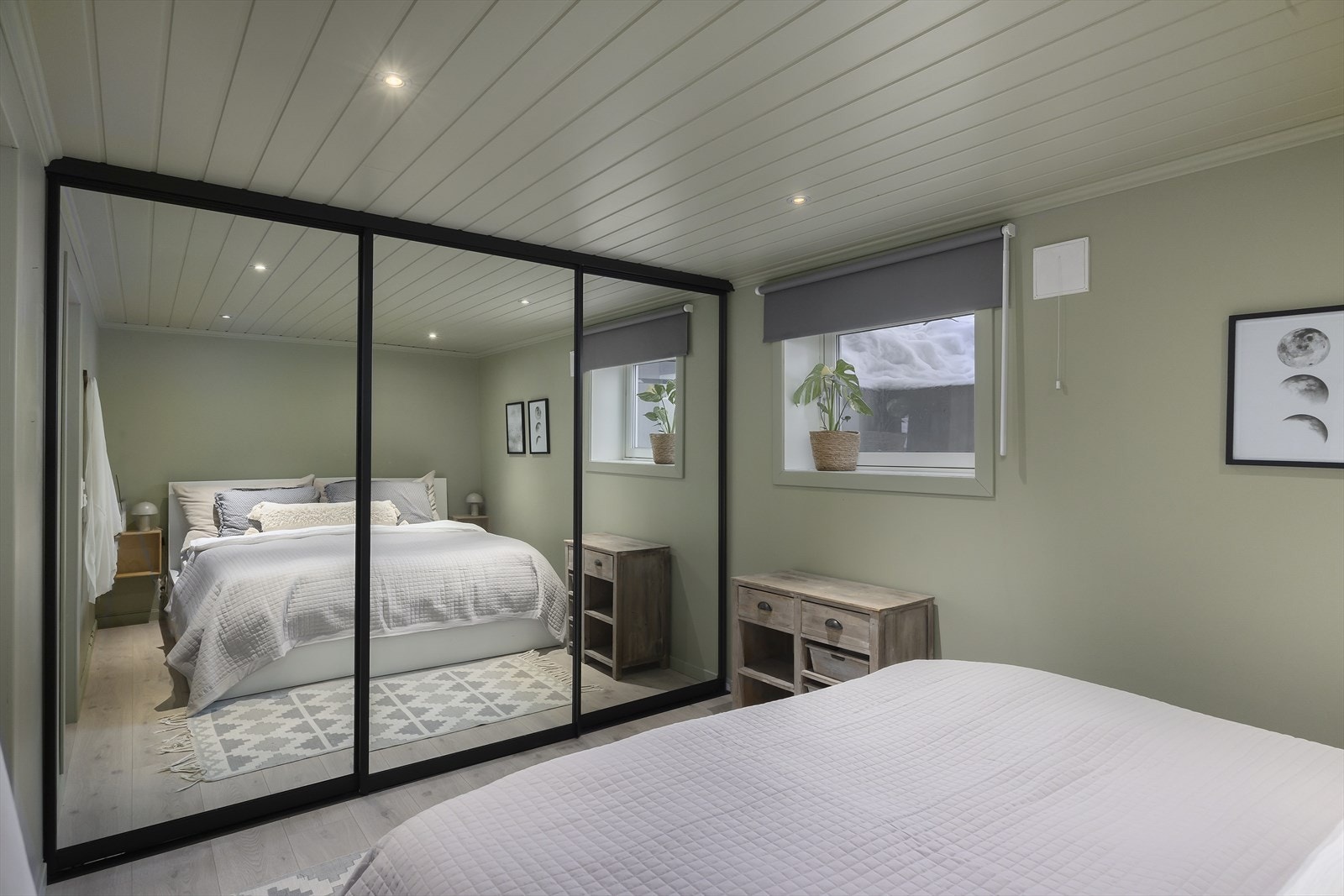 Et innbydende rom med skyvedørsgarderobe og downlightsbelysning. Garderoben er ekstra dyp med svært god oppbevaringsplass. Kommoden er fastmontert. Galleribilde