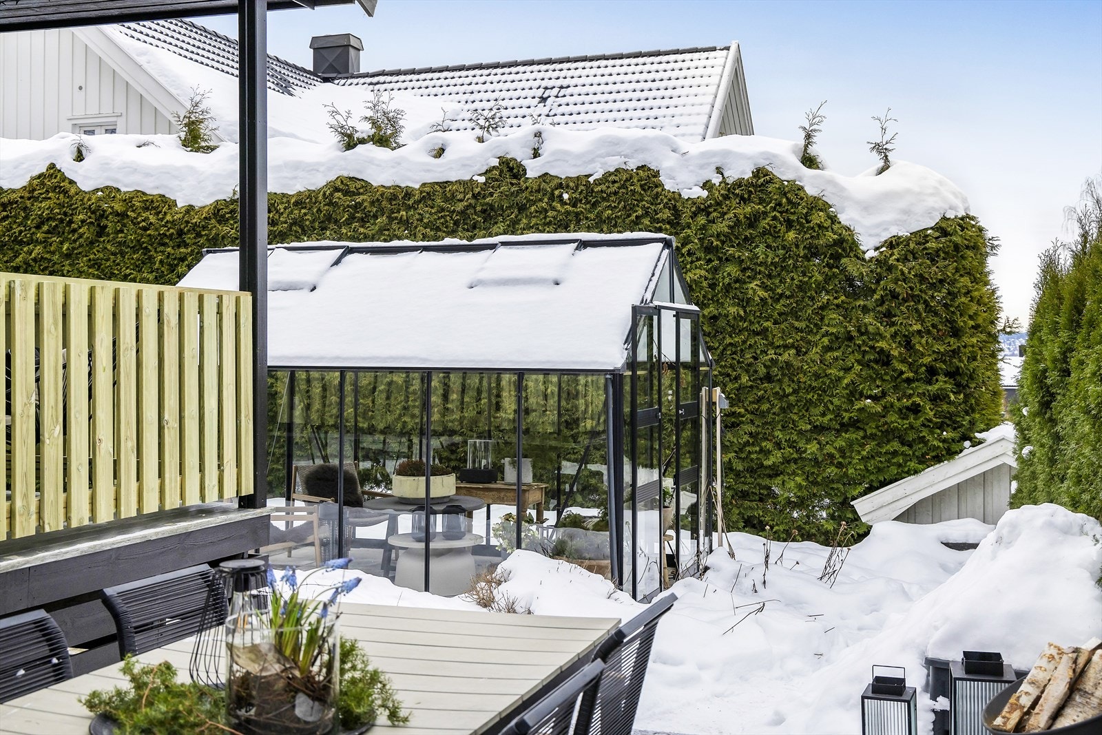 Nedenfor terrassen er det etablert platting med plass til spisebord. Galleribilde