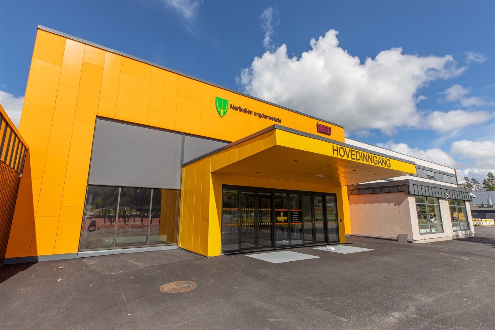 Boligen sokner til Marikollen ungdomsskole som har svært fine uteområder for lek og aktivitet, rett ved Marikollen aktivitetspark. Galleribilde