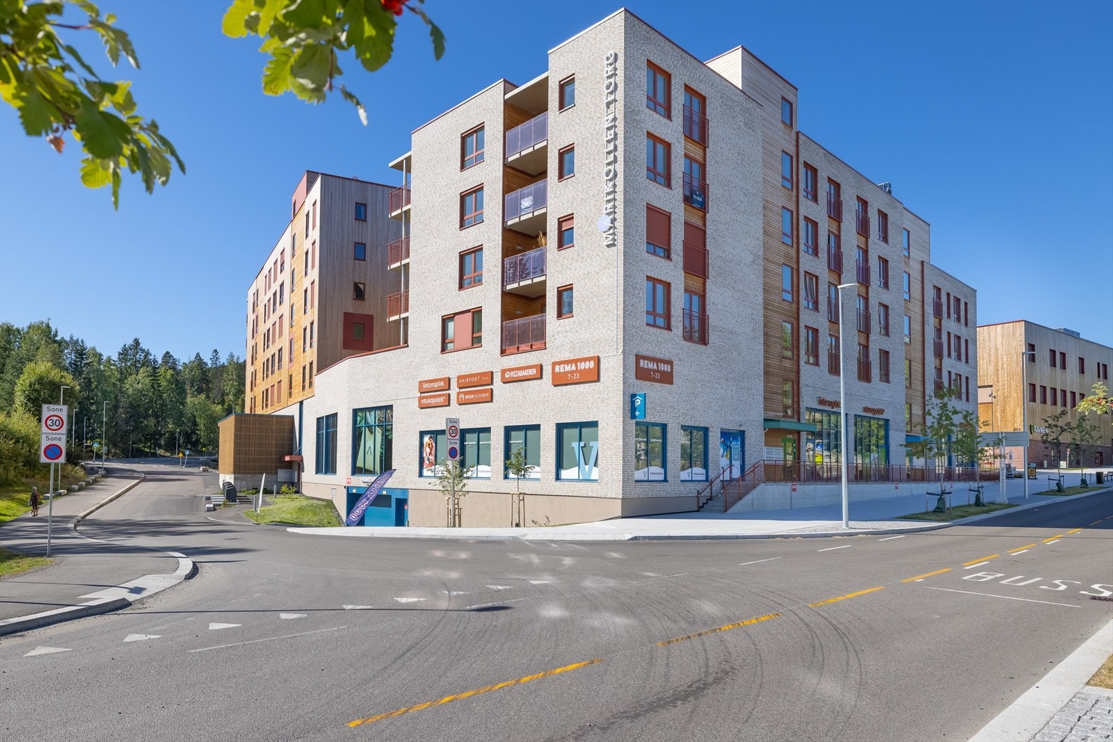 Marikollen Torg har blitt et nytt samlingssted for alle i Rælingen. Her finner du bla. Rema 1000, apotek, frisør og spisested. Fra boligen er det under 10 min kjøretur til Lillestrøm sentrum. Galleribilde