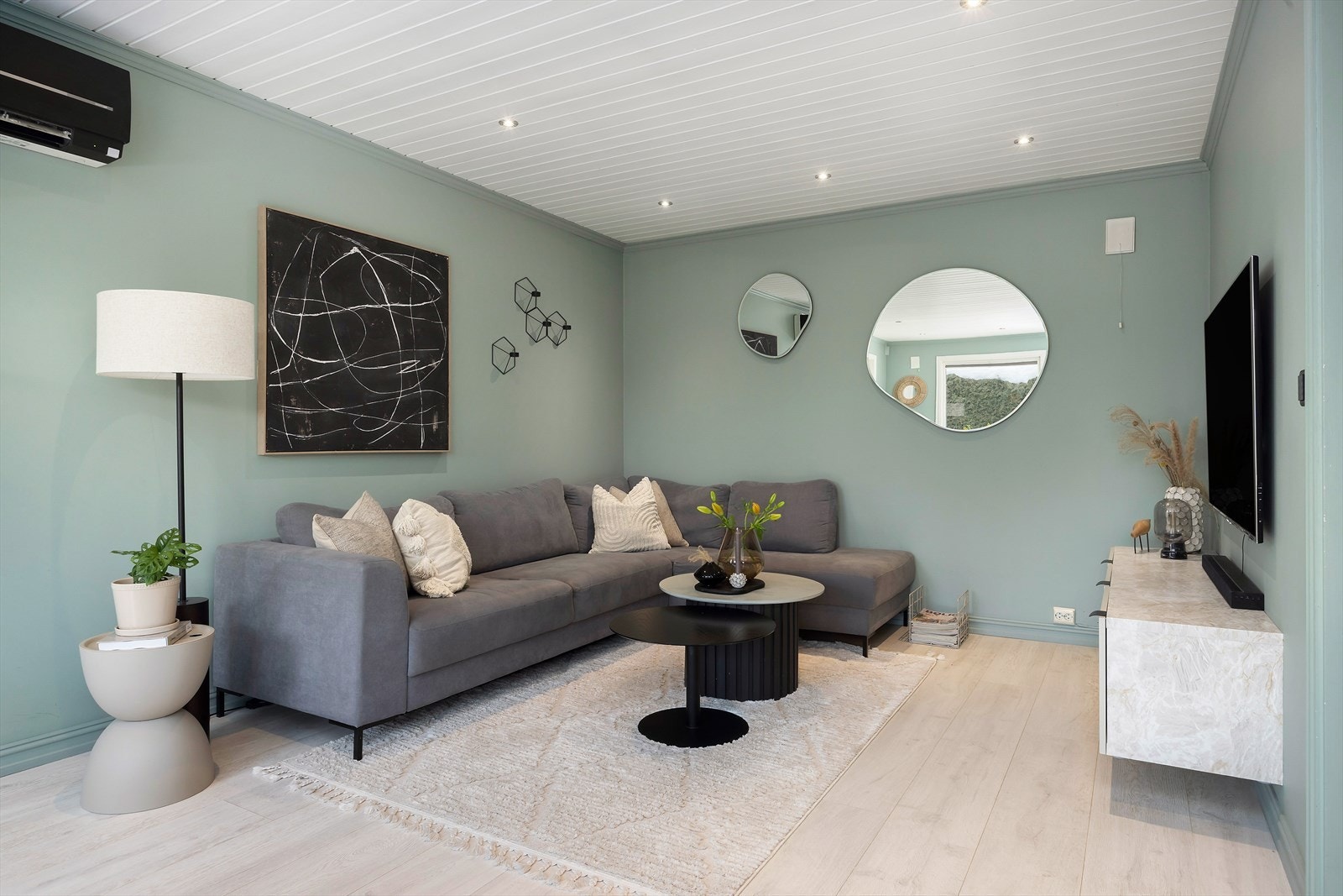 På gulvet er det laminat som tåler mye trafikk, og veggene er slette malt i tidsriktig farger. Galleribilde