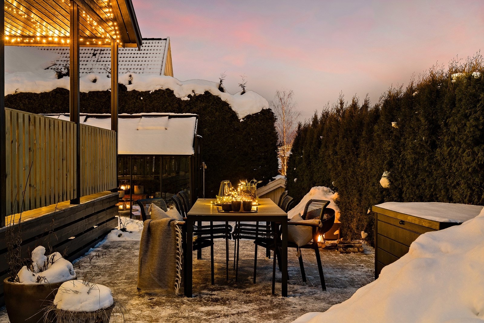 Det er mulighet for flere sosiale soner med spiseplass og grill, lounge og solsenger for de varmeste sommerdagene. Galleribilde