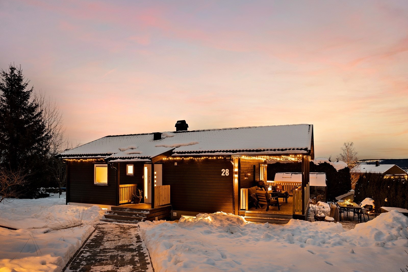 Det er steinlagt gangvei fra garasjen til inngangspartiet. Galleribilde