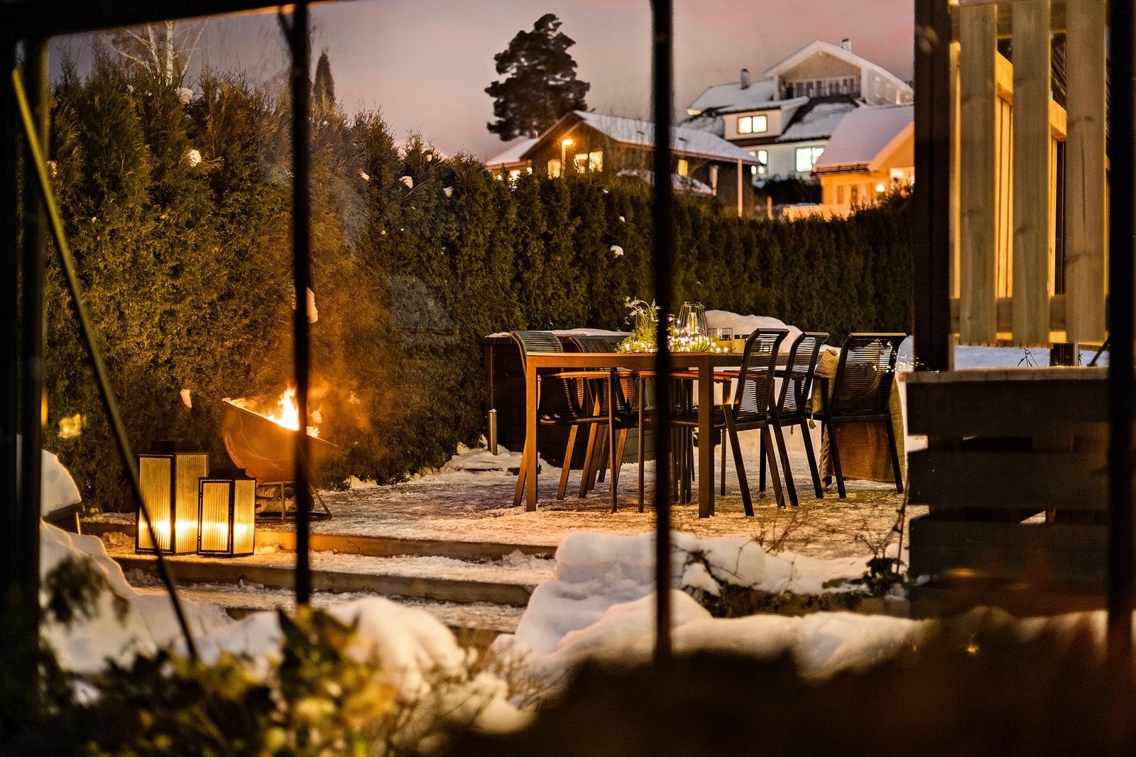 Hele hagen er innrammet med hekk som sikrer en privat og lun uteplass med begrenset innsyn. Galleribilde