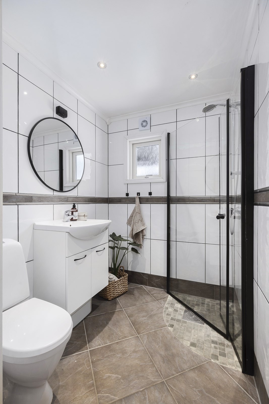 Flislagt bad med varmekabler i tilknytning til entreen og soverom i 1.etg. Galleribilde