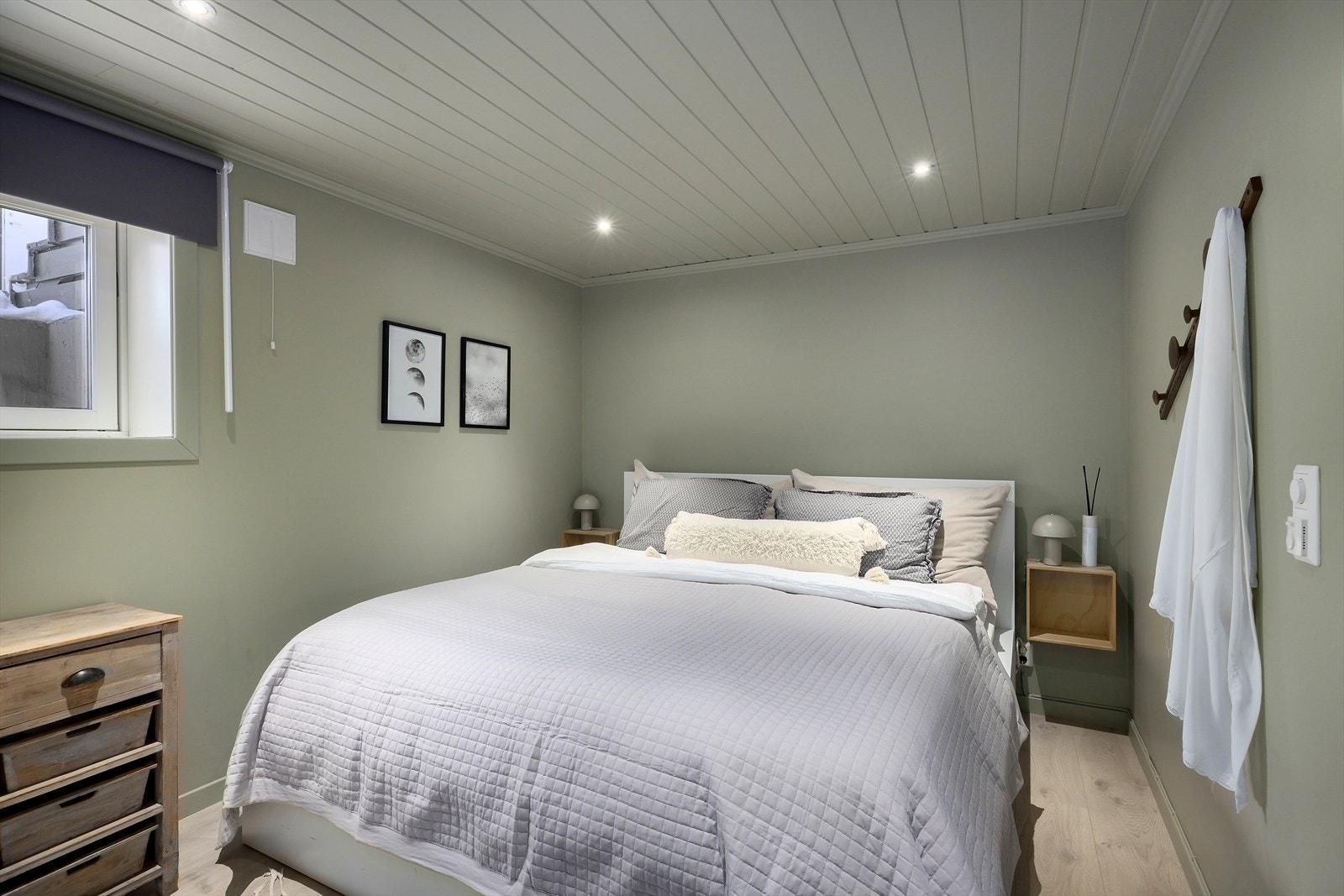 Soverom i kjelleretasjen med gulvvarme, god plass til dobbeltsengen og stor skyvedørsgarderobe. Godkjent som soverom 13.02.26 i kommunen. Galleribilde