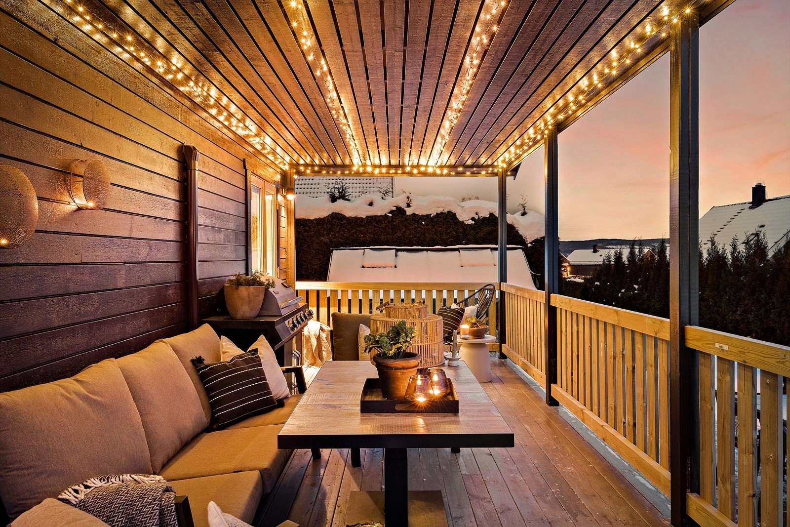 Overbygd terrasse med adkomst fra stuen og hagen. Godt skjermet for innsyn Galleribilde