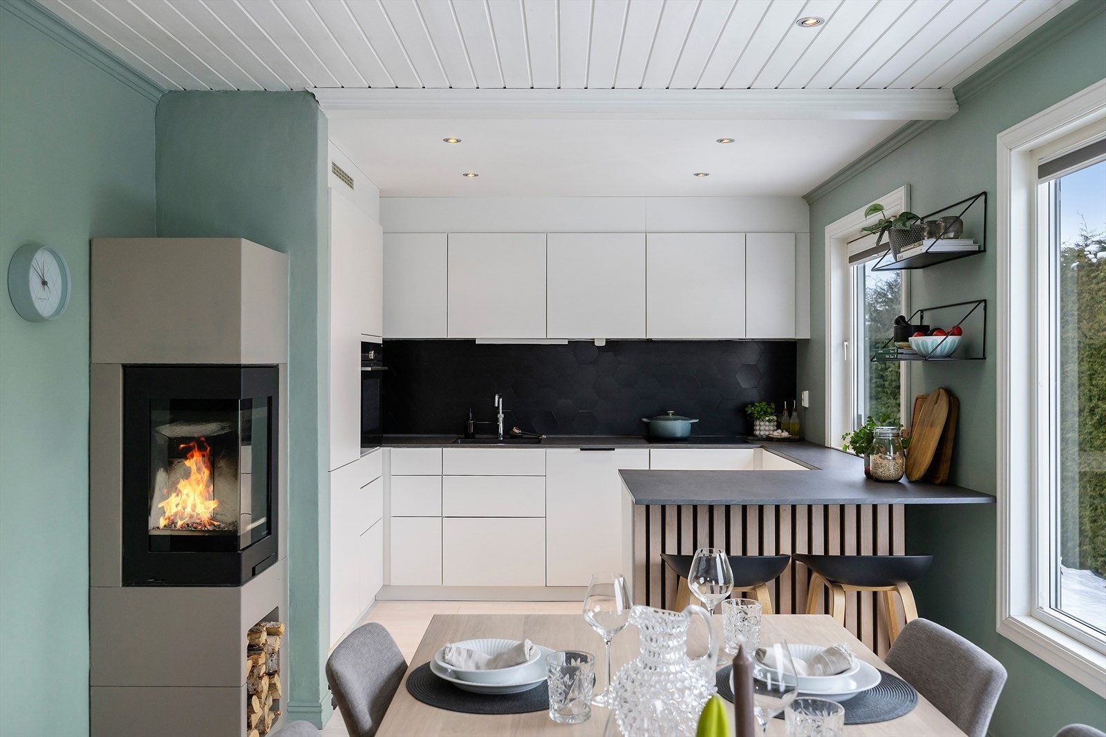 Kjøkkenet er stilfullt med slett innredning og spilevegg på halvøyen, samt laminat benkeplate med nedfelt kum i kompositt. Galleribilde