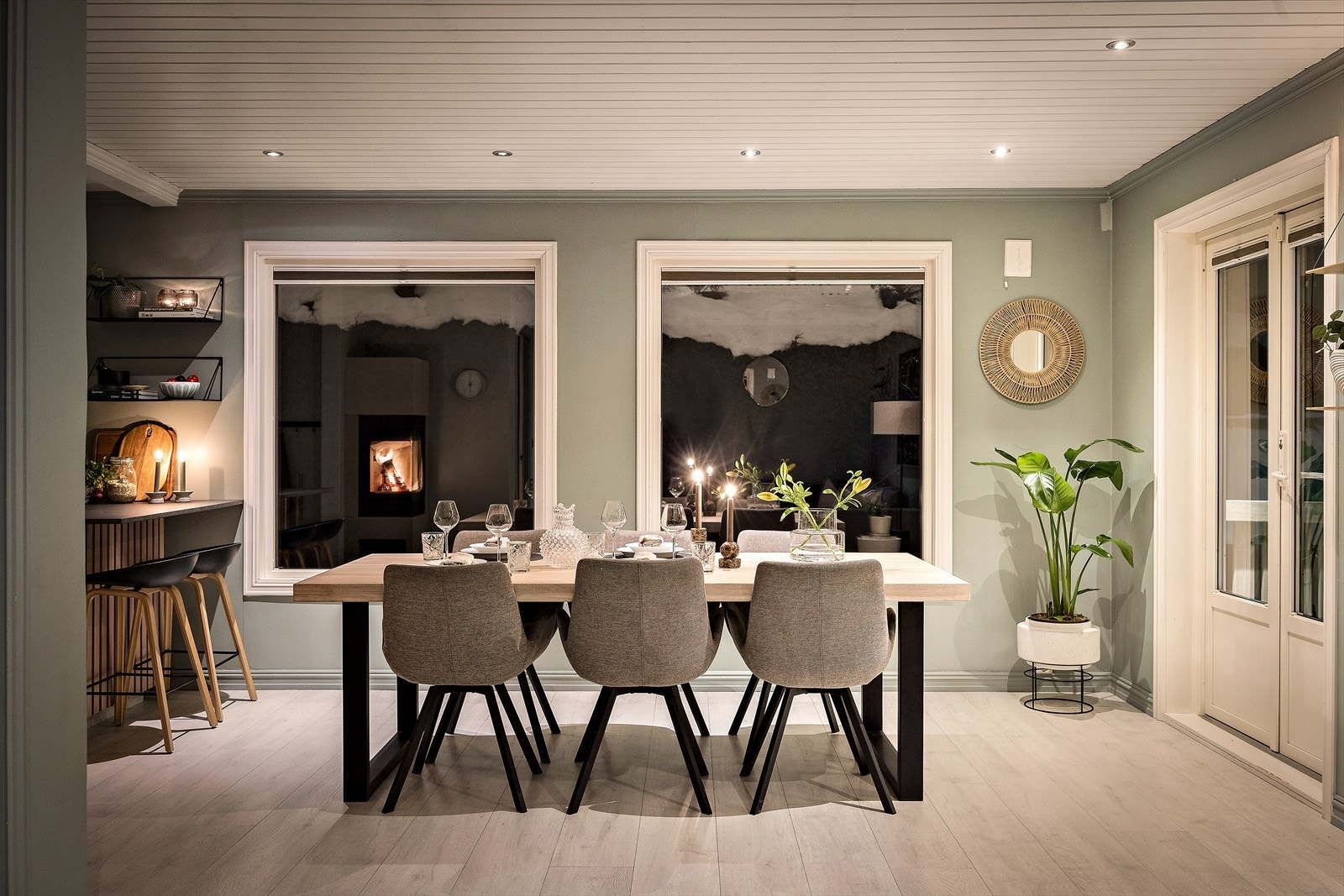 Fra stuen er det utgang via en tofløyet terrassedør til overbygget uteplass mot syd. Vi tar en rask titt Galleribilde