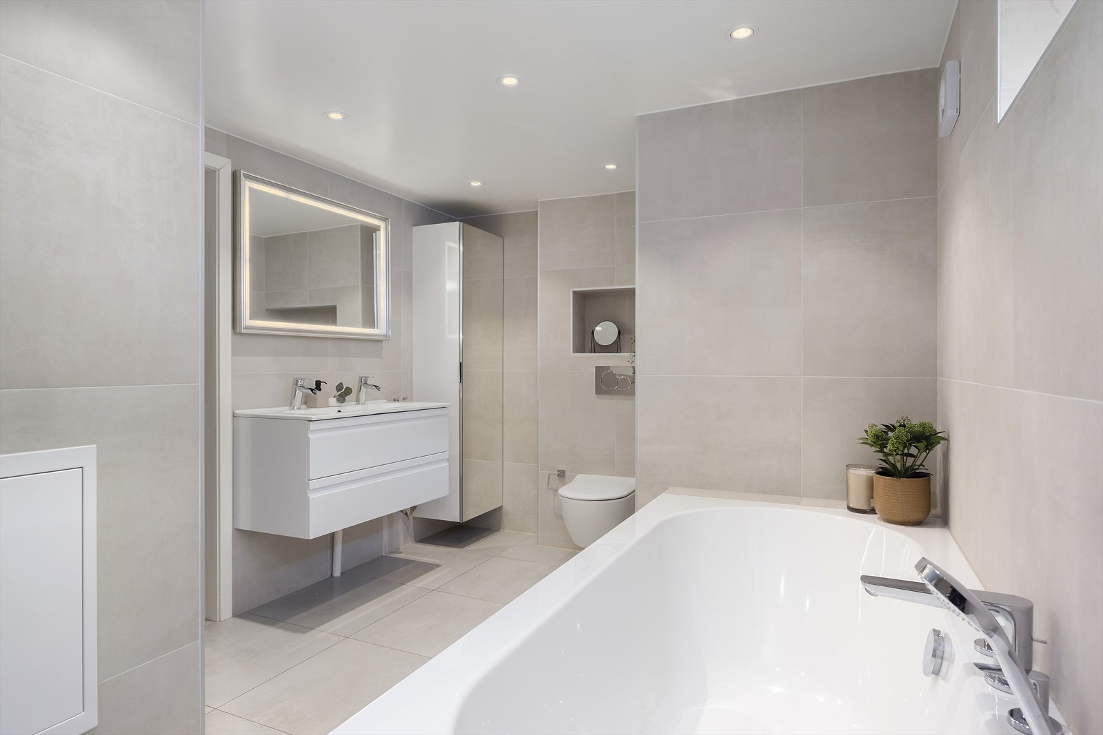 Delikat og romslig familiebad i kjeller, med både dusjnisje og badekar. Galleribilde