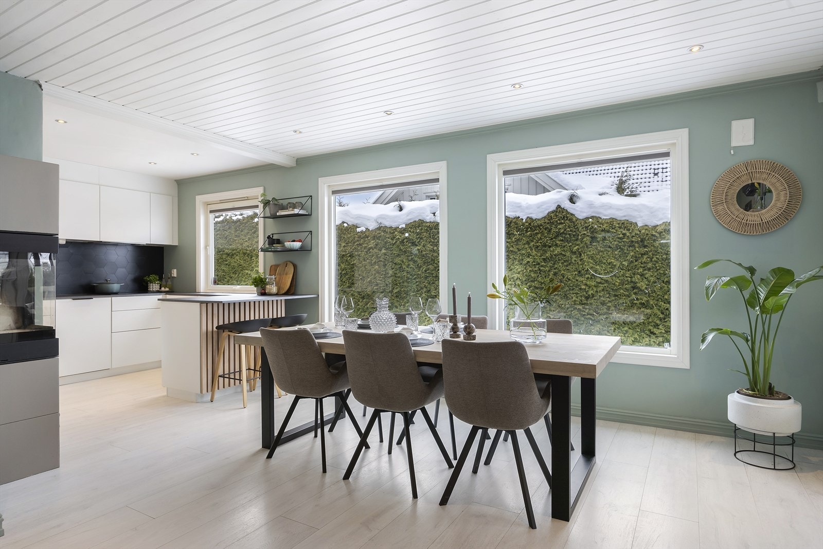 Det er plass til sofagruppe og tv i egen sone, samt langbord for gjester og familie i tilknytning til kjøkkenet. Galleribilde