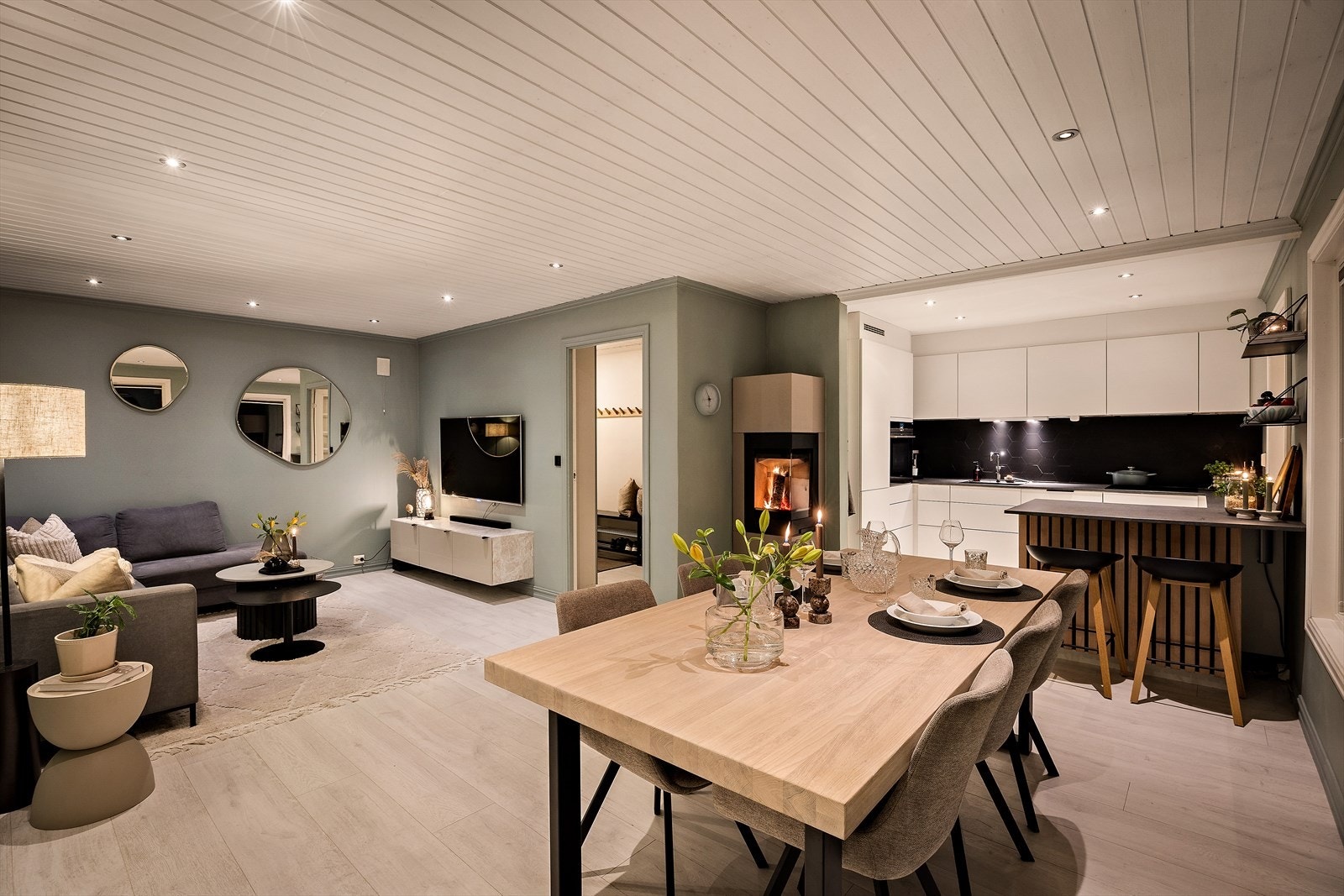 Boligen blir oppvarmet via 2 peiser (én i hver etasje), og hele 3 varmepumper plassert i stue i 1.etg, hovedsoverom og innredet rom i kjeller. Galleribilde