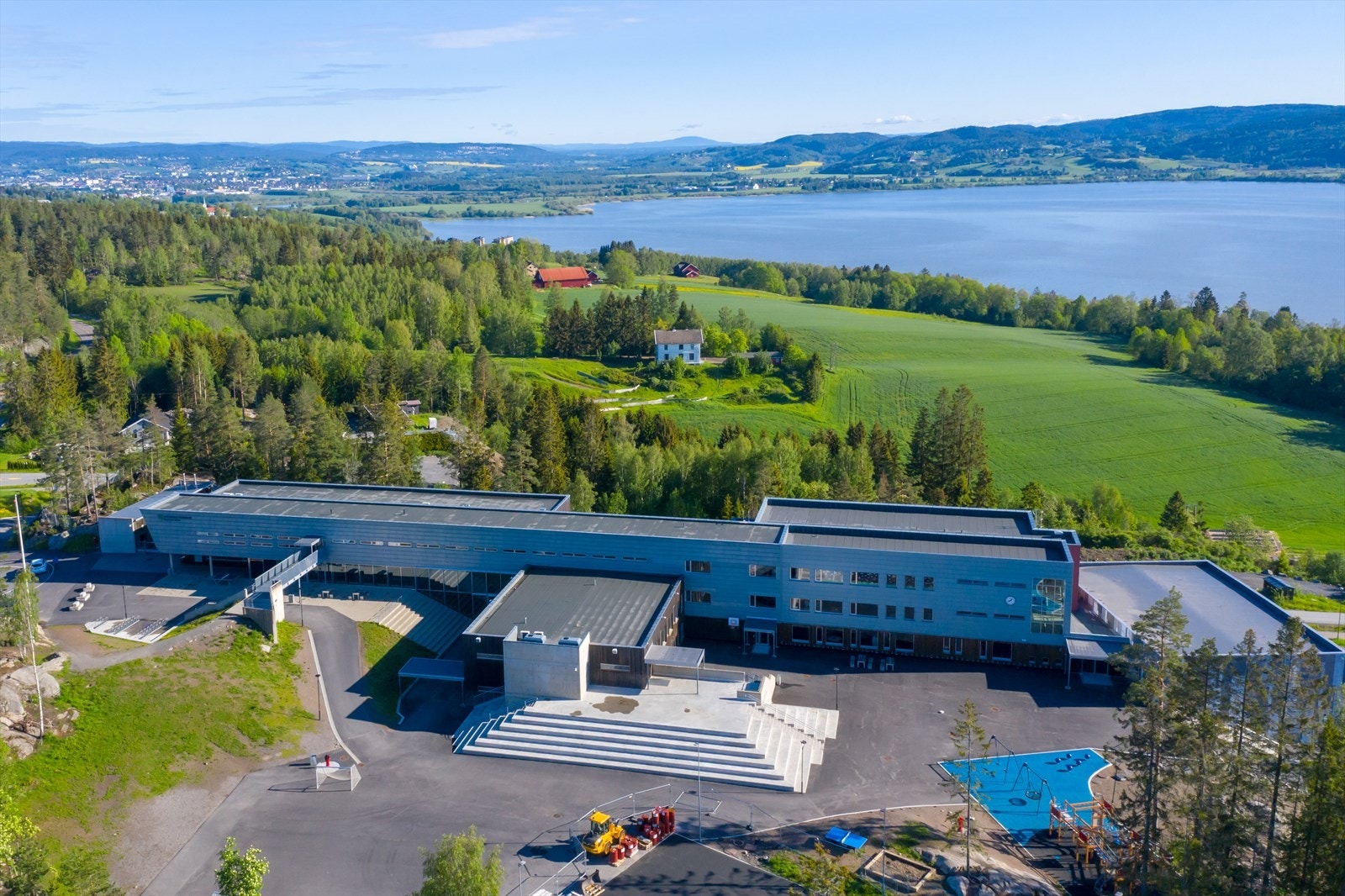 Fra boligen er det under 5 minutter trygg gangavstand til Smestad barneskole. Galleribilde