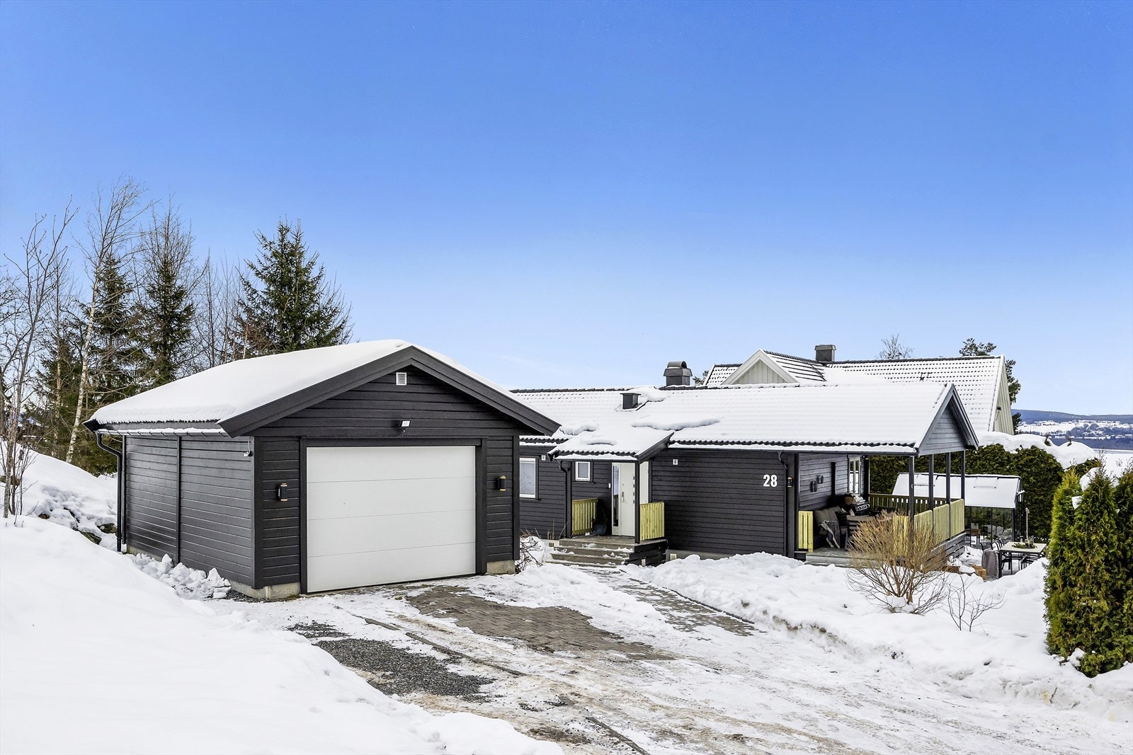 Parkering i enkeltgarasje med lader samt på egen gårdsplass. Galleribilde