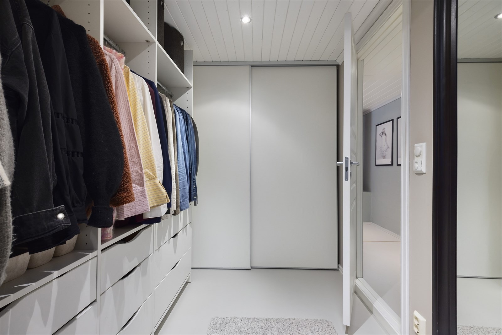 Syvedørsgarderobe i enden. Galleribilde