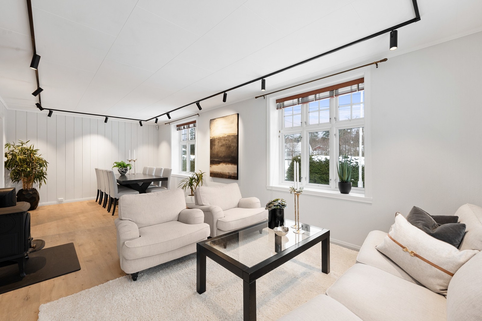 Stor og åpen stue med plass til både sofagruppe og langbord - perfekt for sosiale kvelder. Galleribilde