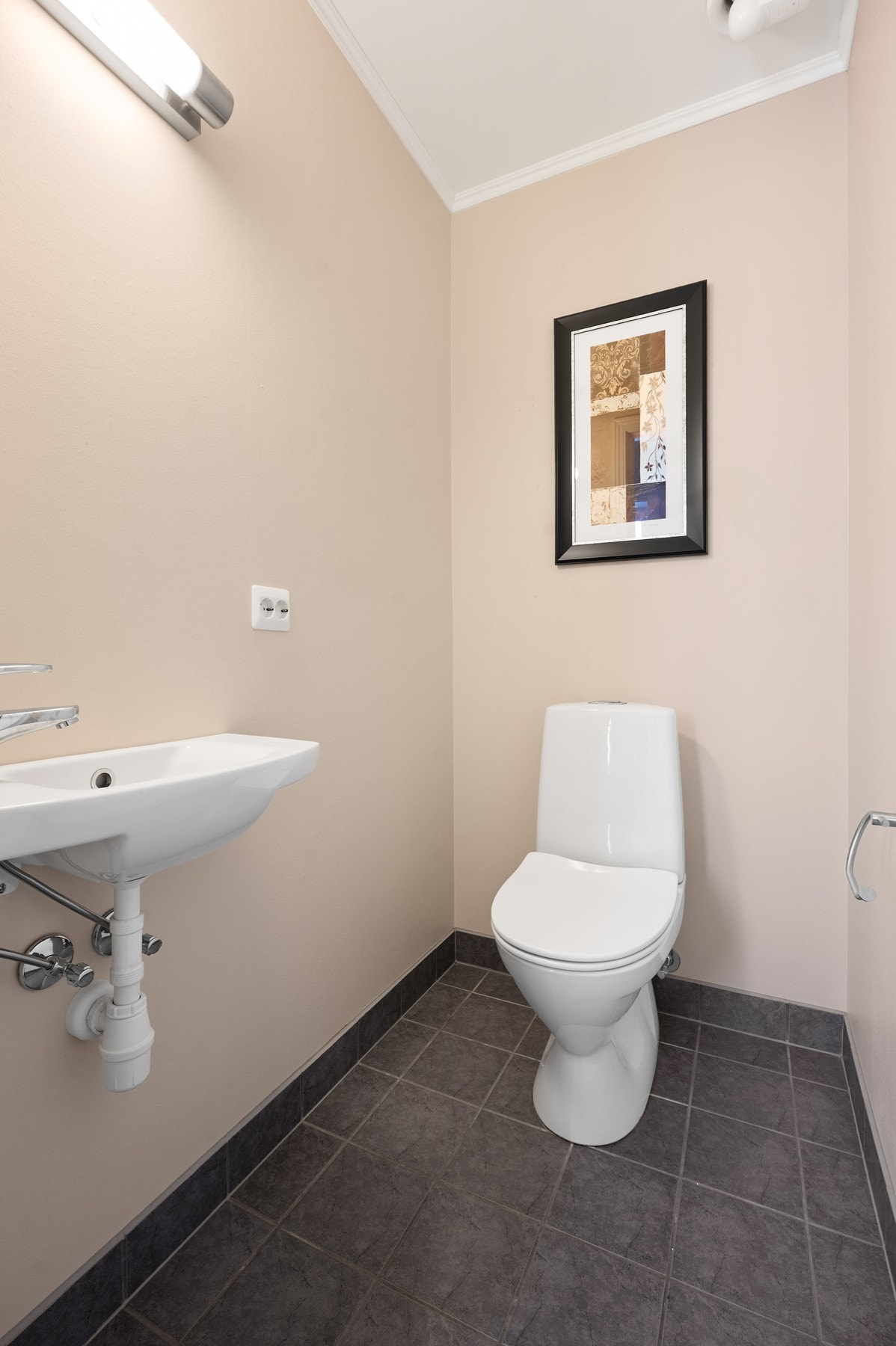 Separat toalettrom i tilbygget (2011/12) med toalett og servant - praktisk i hverdagen. Galleribilde