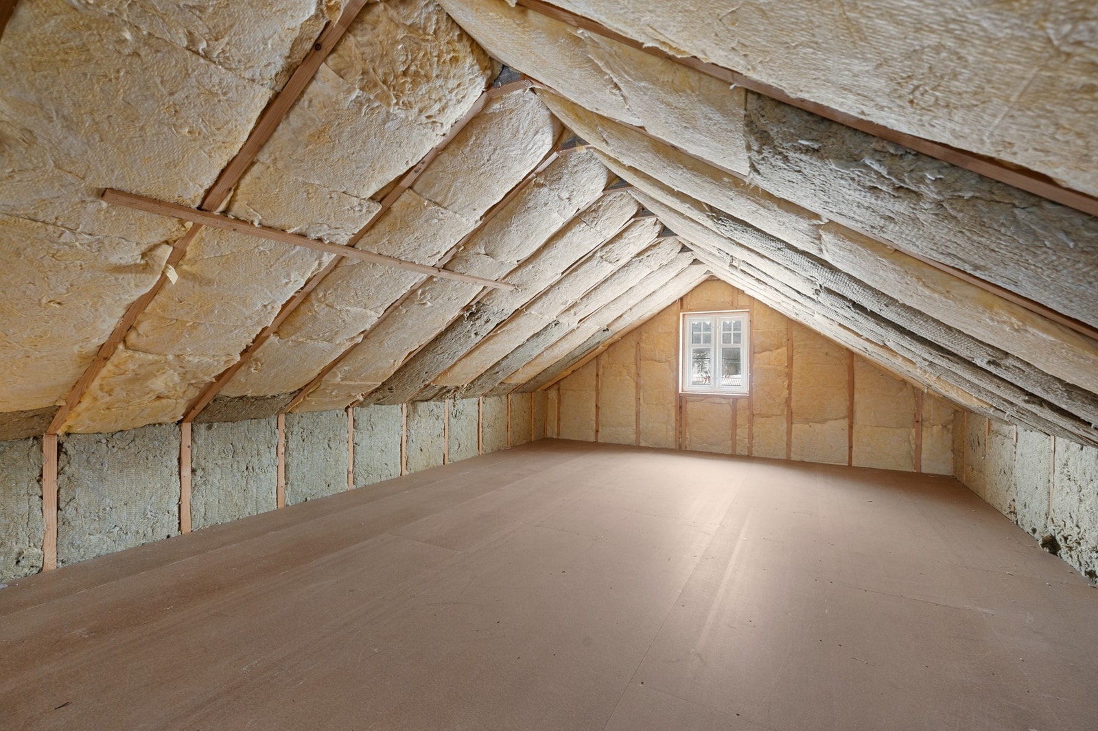 Uinnredet loftsrom med stigeadkomst. Praktisk som ekstra lagring og gir mulighet for videre utvikling etter behov. Galleribilde