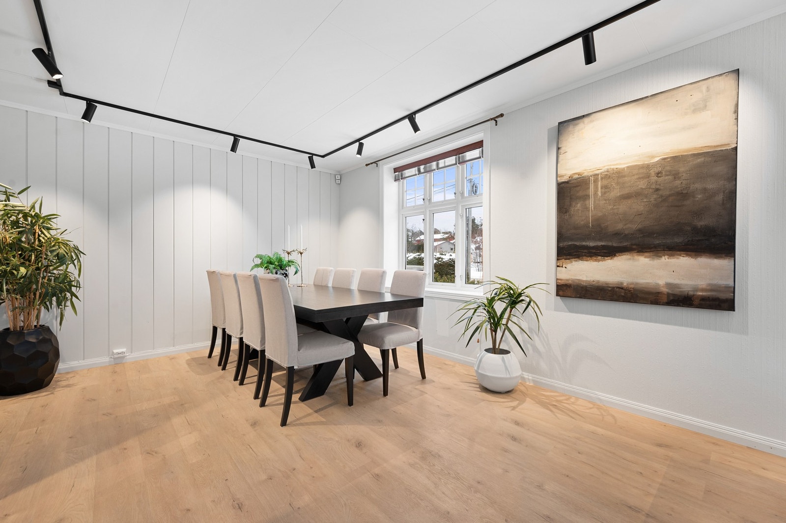 Store vindusflater gir godt lys og en trivelig ramme rundt måltidene. Galleribilde