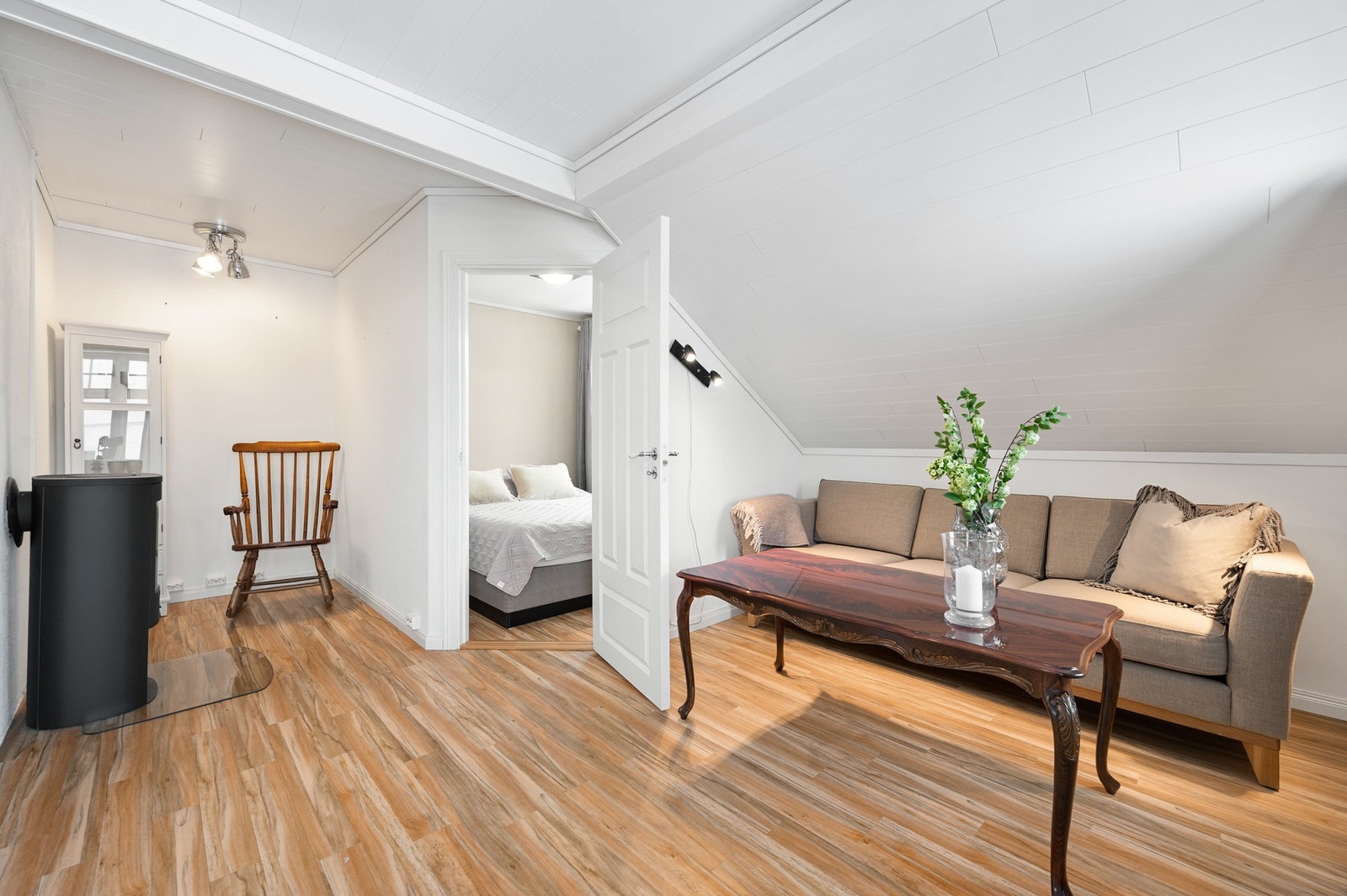 Loftet gir fleksible soner og en fin planløsning - praktisk som egen avdeling med stue og rom i etasjen med peis sentralt i rommet. Galleribilde