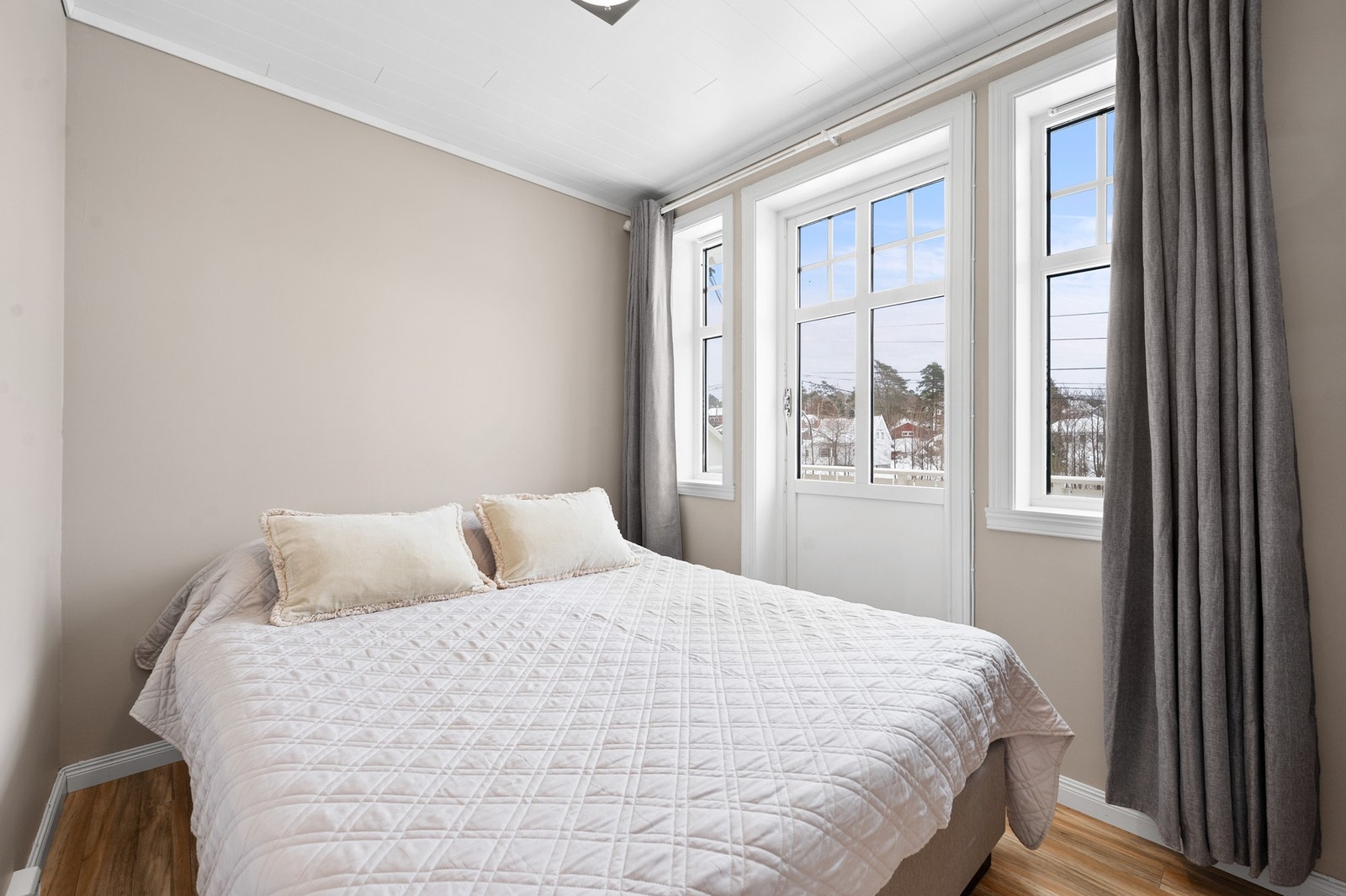 Lyst loftsoverom med gode vindusflater og utgang til balkong. Galleribilde