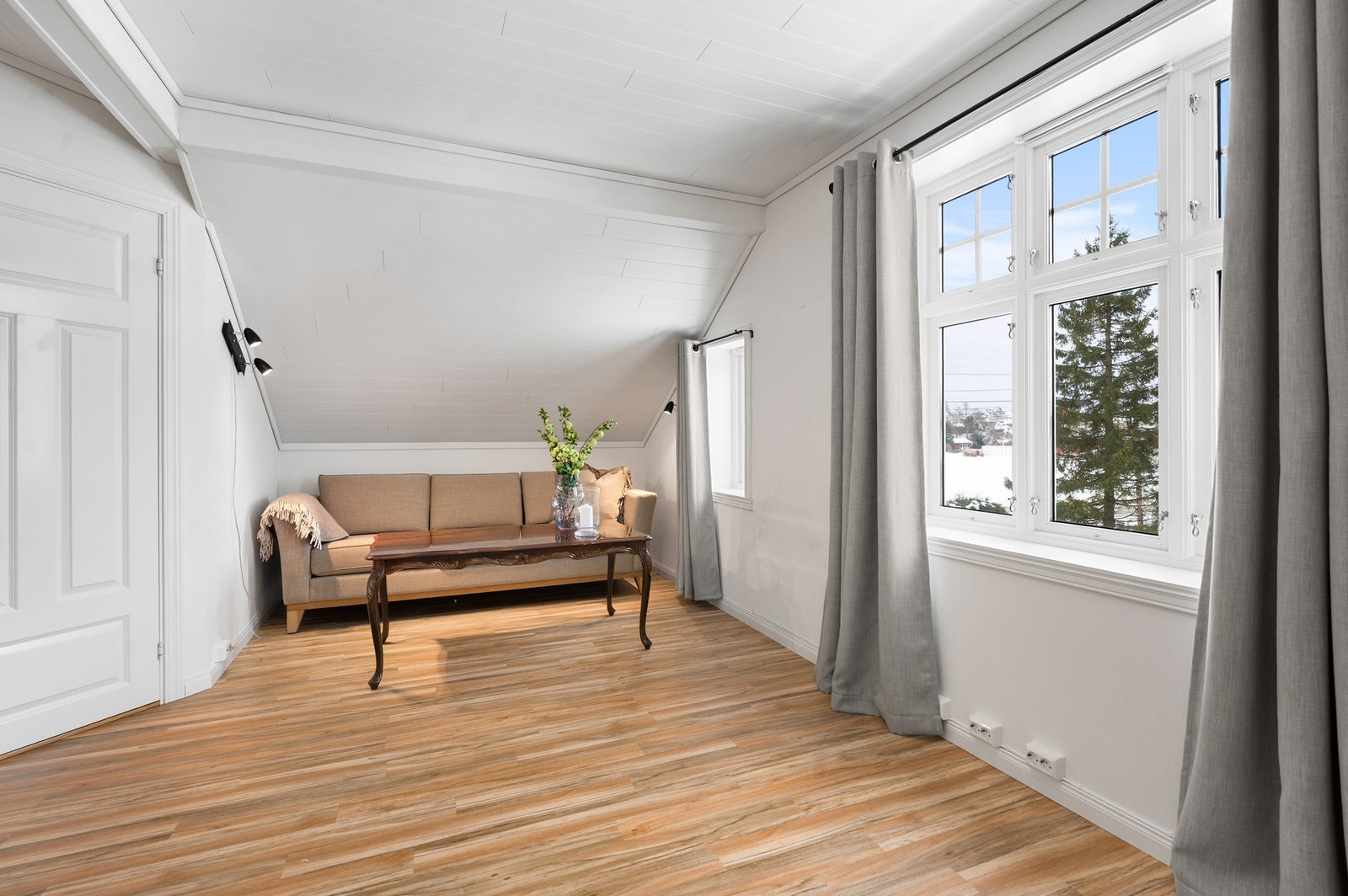 Loftstue som egner seg godt som TV-stue, kontor eller ekstra oppholdsrom. Galleribilde