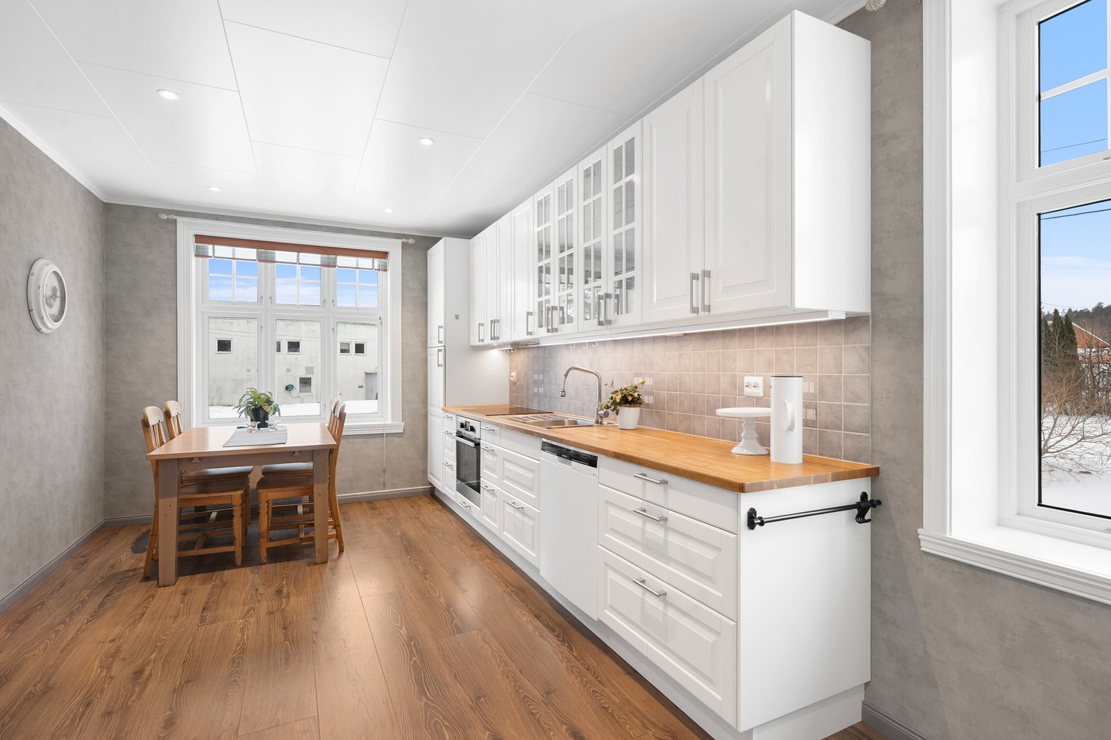 Naturlig og god plass til spisebord på kjøkkenet - perfekt for hverdagsmåltider. Kjøkkenventilator med avtrekk ut. Galleribilde