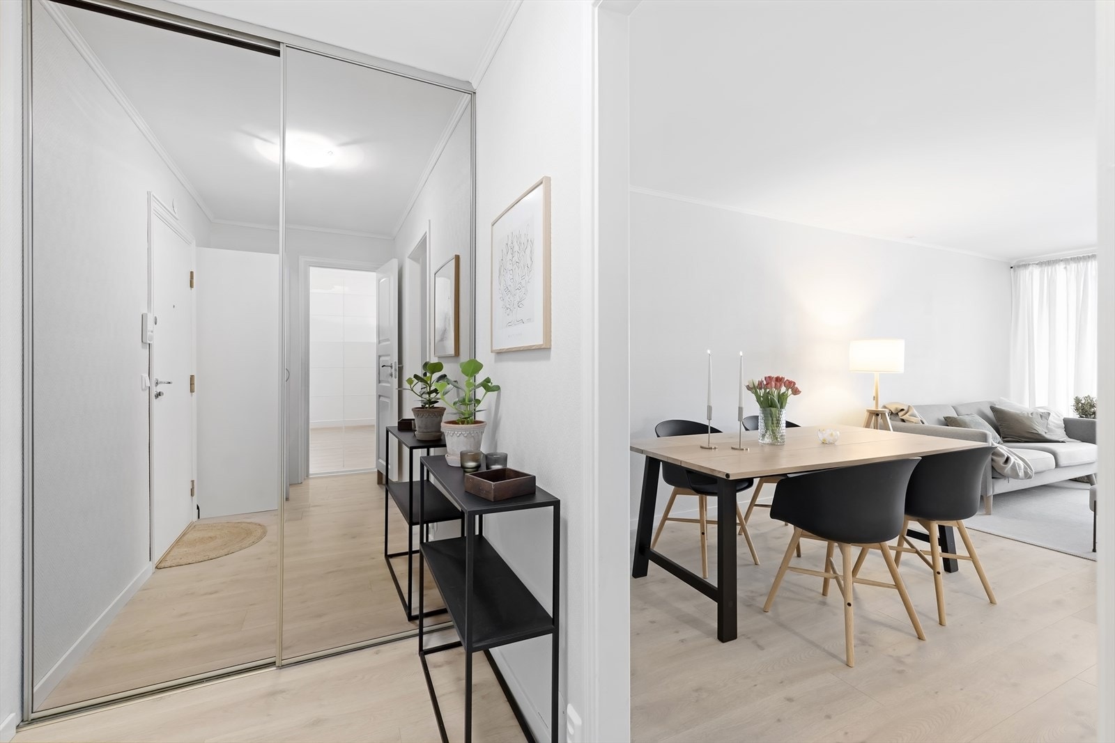 Lys og hyggelig entré med god innebygget skyvedørsgarderobe. Galleribilde