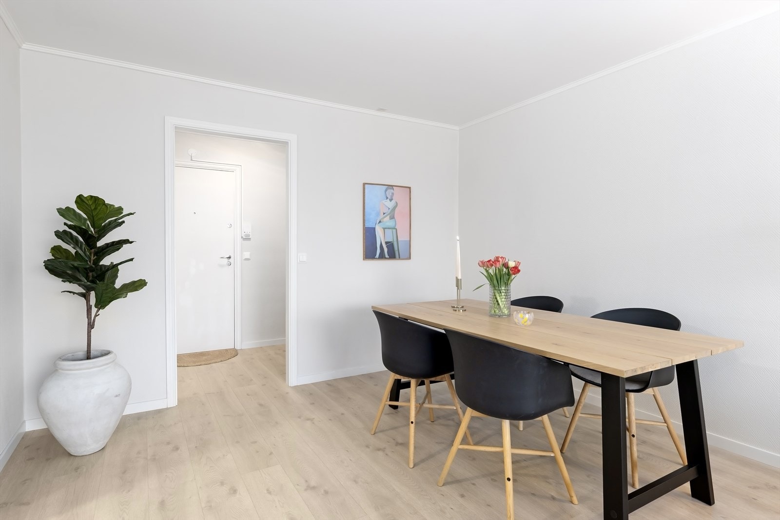 Vi beveger oss videre inn i en lys og innbydende stue. Galleribilde