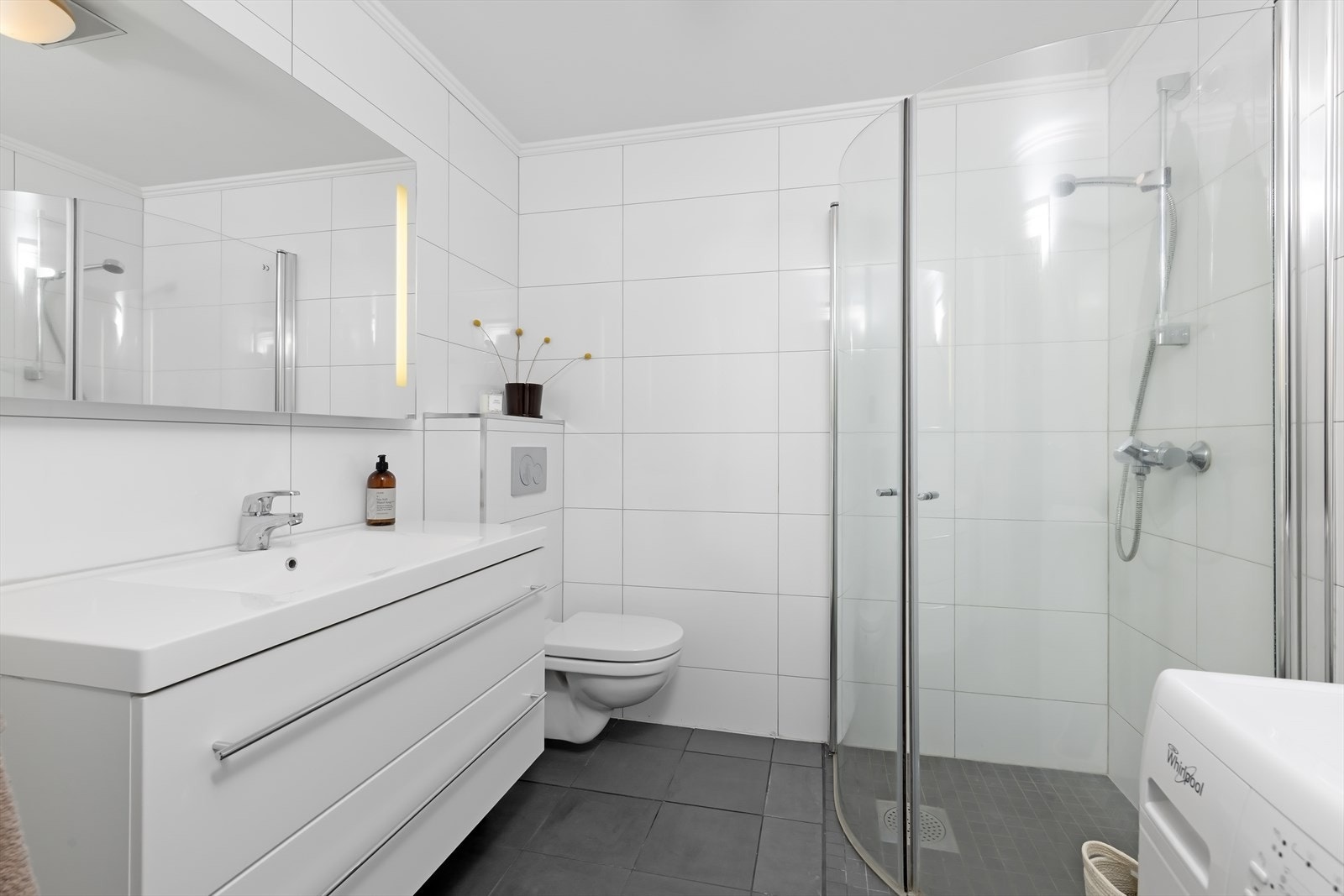 Delikat flislagt bad med behagelige varmekabler i gulv. Galleribilde