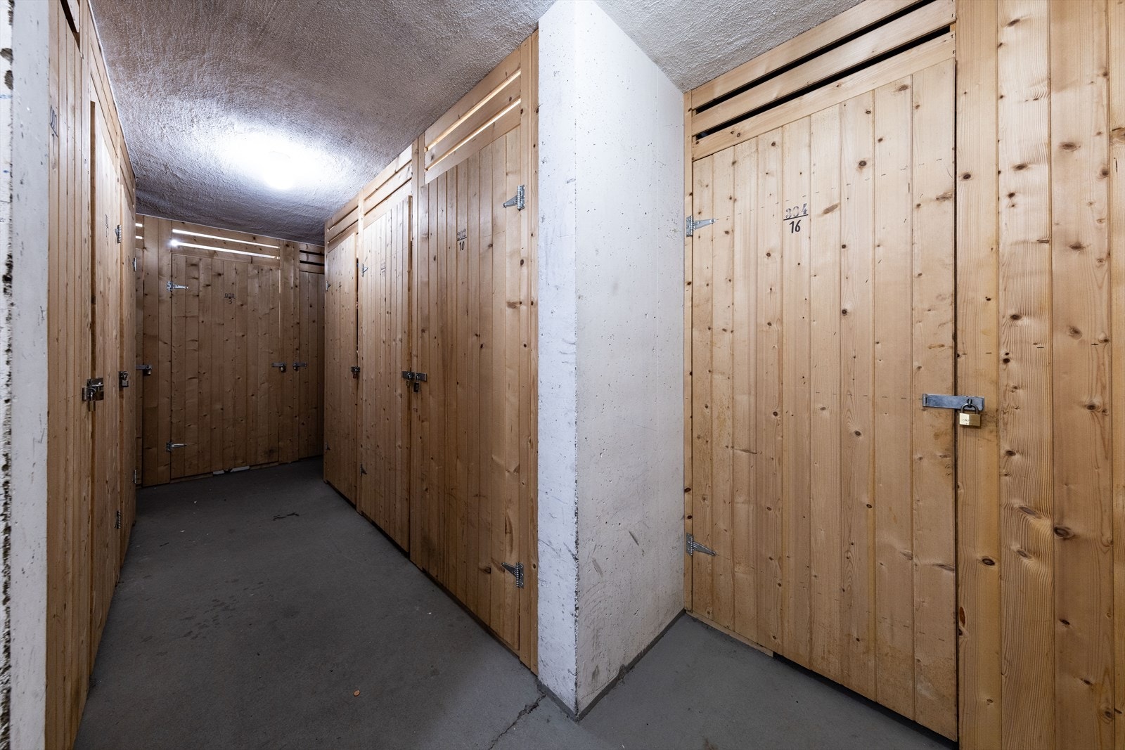 Bod i kjeller med lagringsplass. Galleribilde