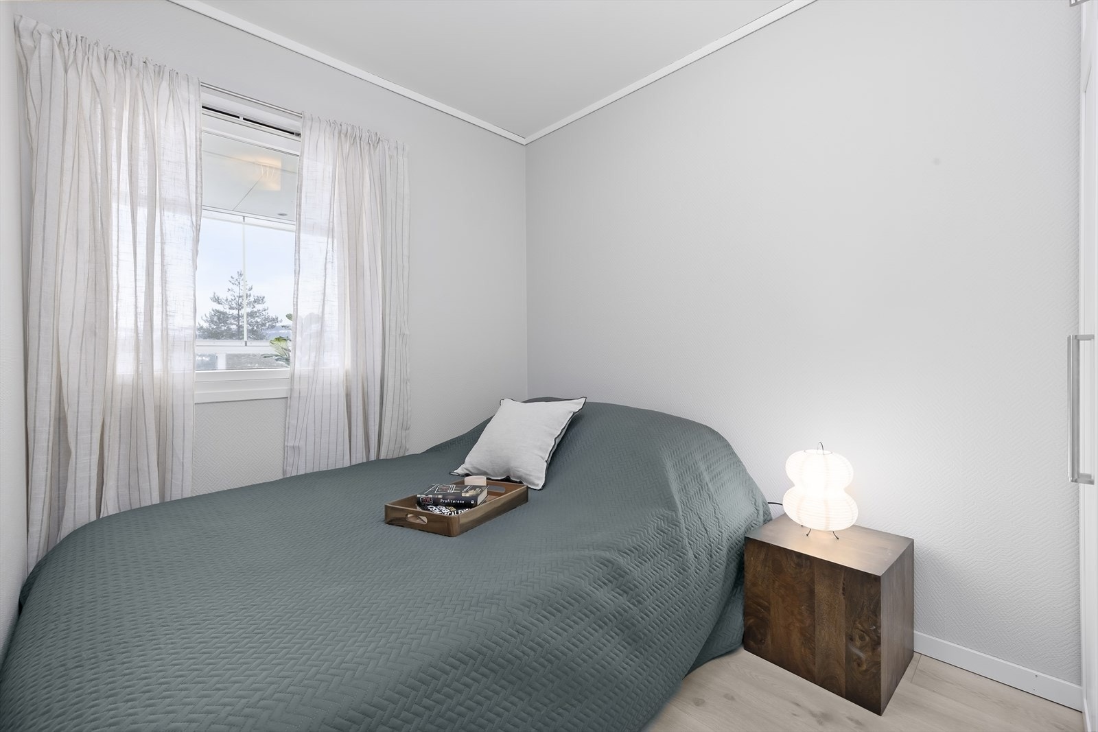 Soverommet har fin størrelse og byr på plass for dobbeltseng og nattbord. Galleribilde