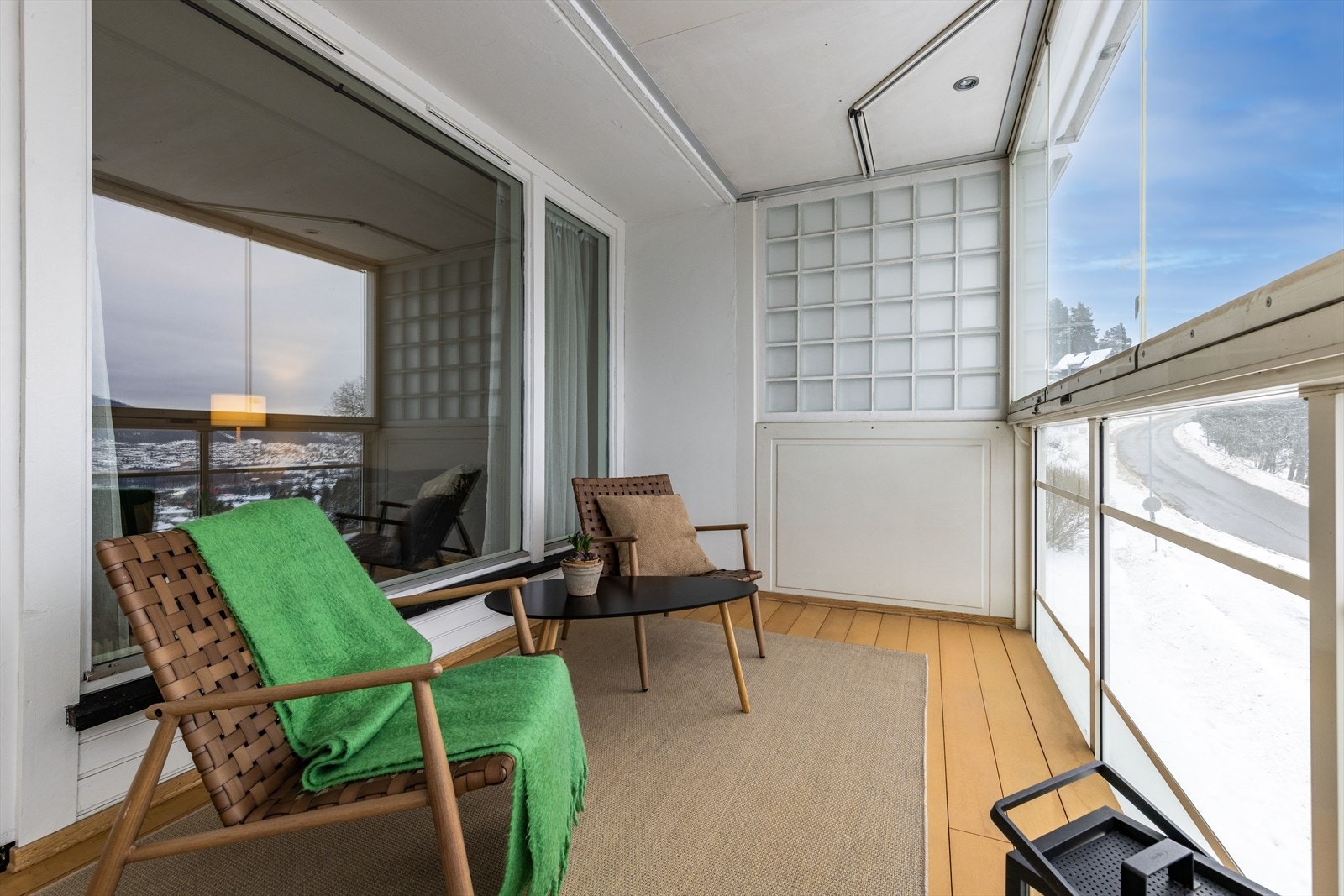 Fra stuen er det videre utgang til en flott innglasset balkong på hele 15kvm. Galleribilde