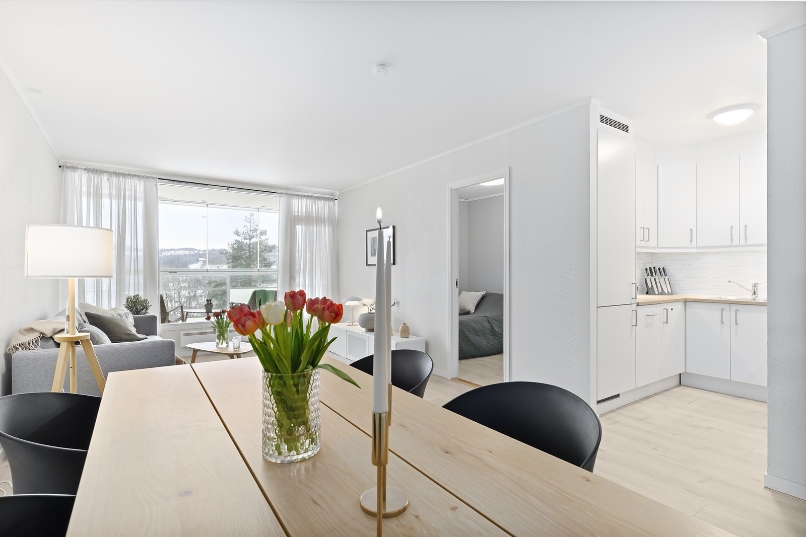 Stue/kjøkken i delvis åpen og luftig løsning. Galleribilde