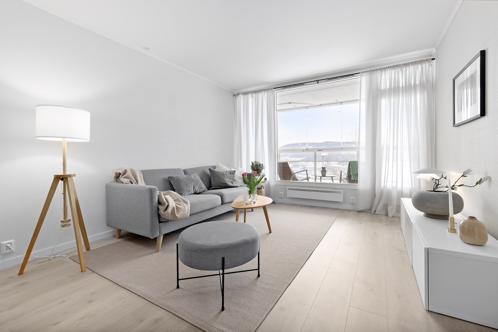 Sofakroken finner fort sin naturlige plass i rommet, og tv-en kan med fordel plasseres mot/på vegg. Galleribilde