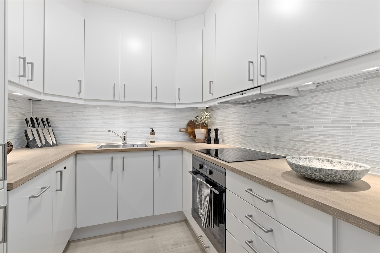 Lyst og tidløst kjøkken fra 2016. Her har en alt en måtte trenge av både skap-, skuff- og benkeplass. Galleribilde