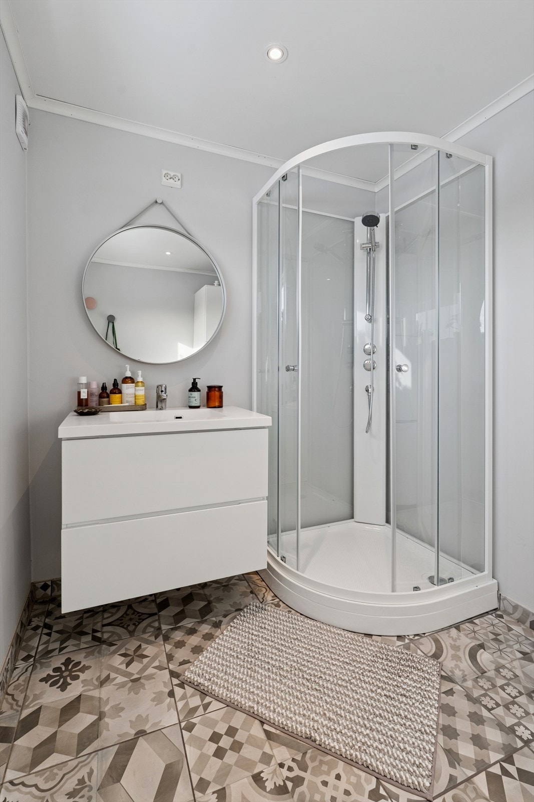 Badet i andre etasje ble pusset opp på 2010-tallet og har servant med skapinnredning. Galleribilde