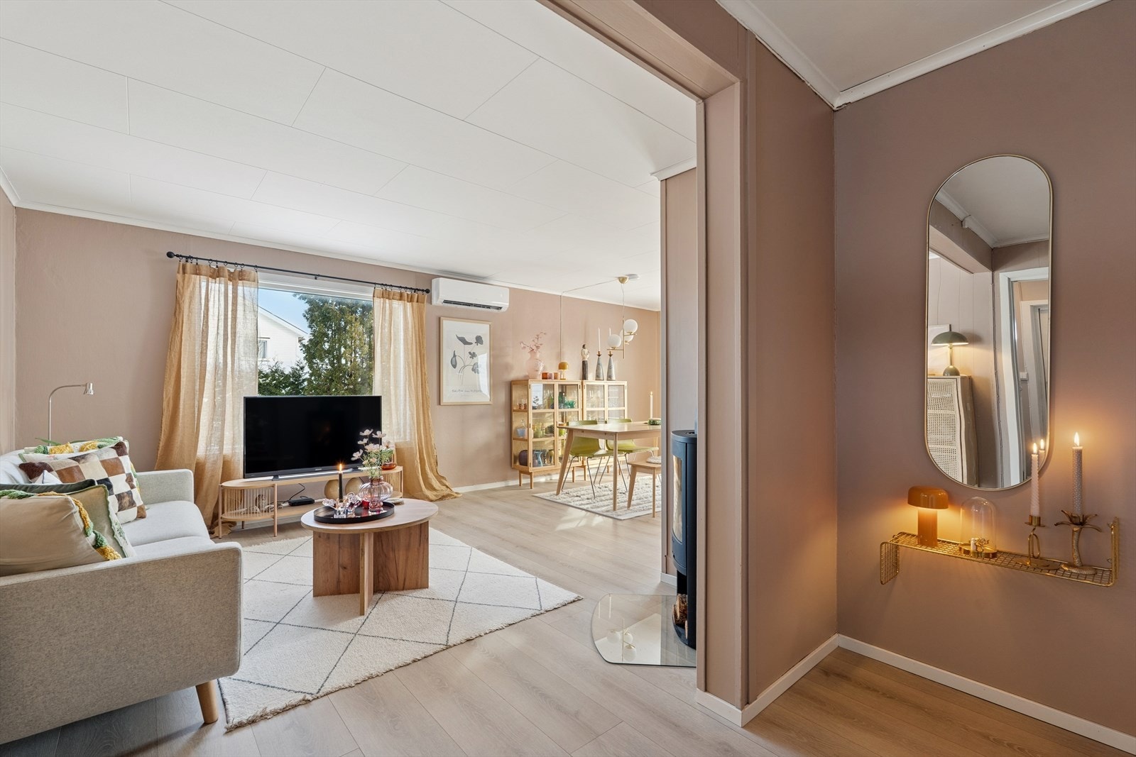 Den åpne løsningen mellom stue, spisestue og kjøkken gir en god romfølelse og flyt. Galleribilde