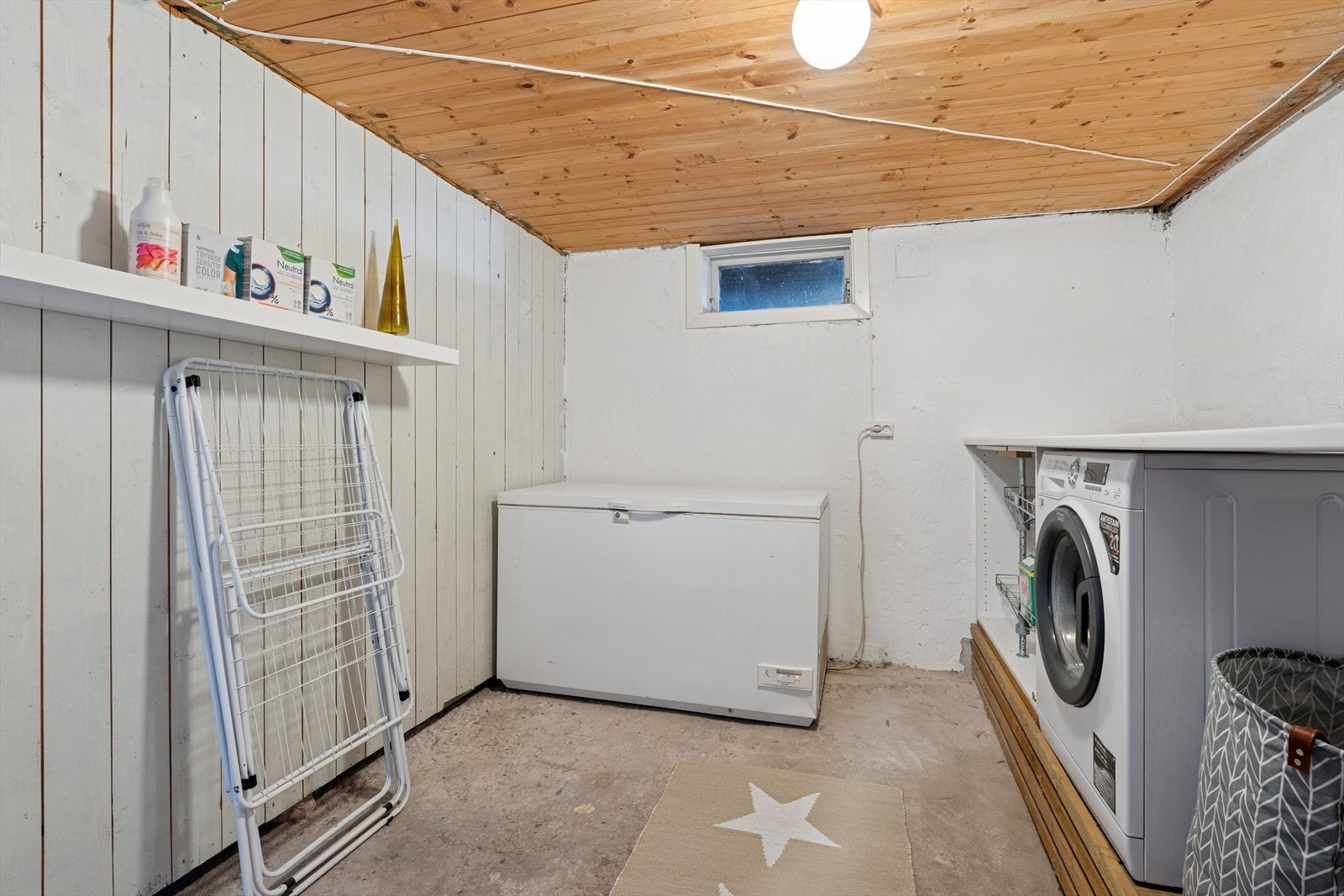 Kjelleren er et uinnredet grovareal, praktisk for lagring og vaskerom. Galleribilde