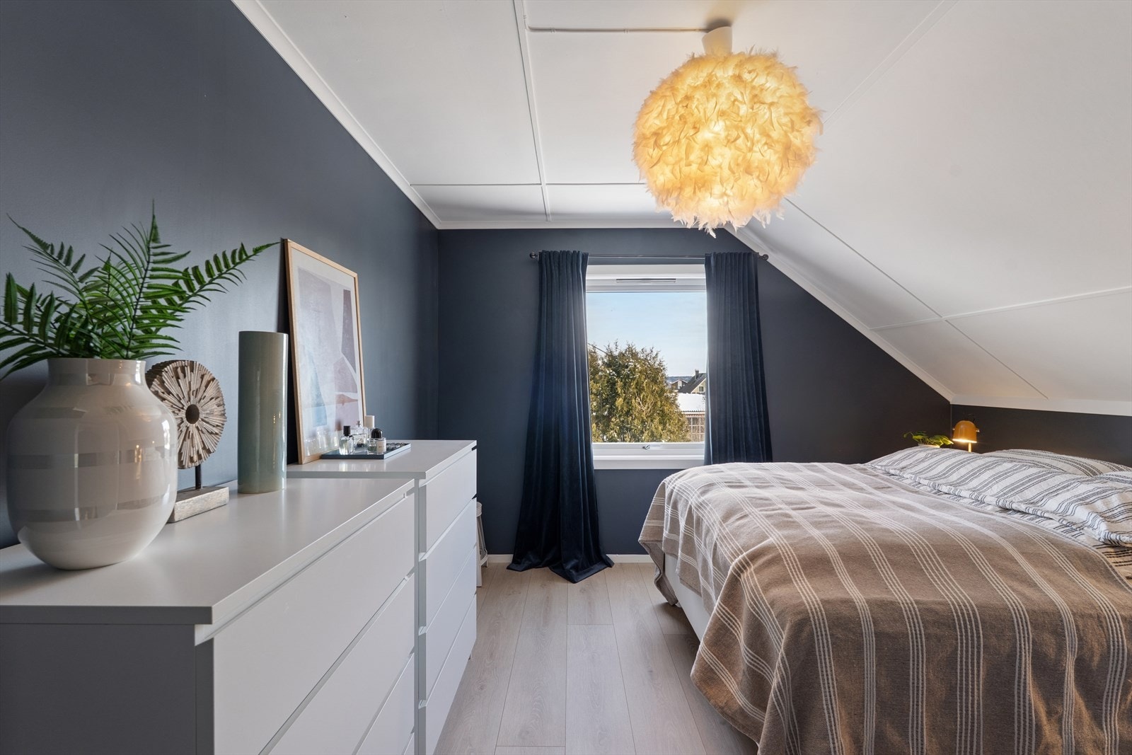 Hovedsoverommet er romslig med god plass til dobbeltseng og garderobeløsning. Galleribilde