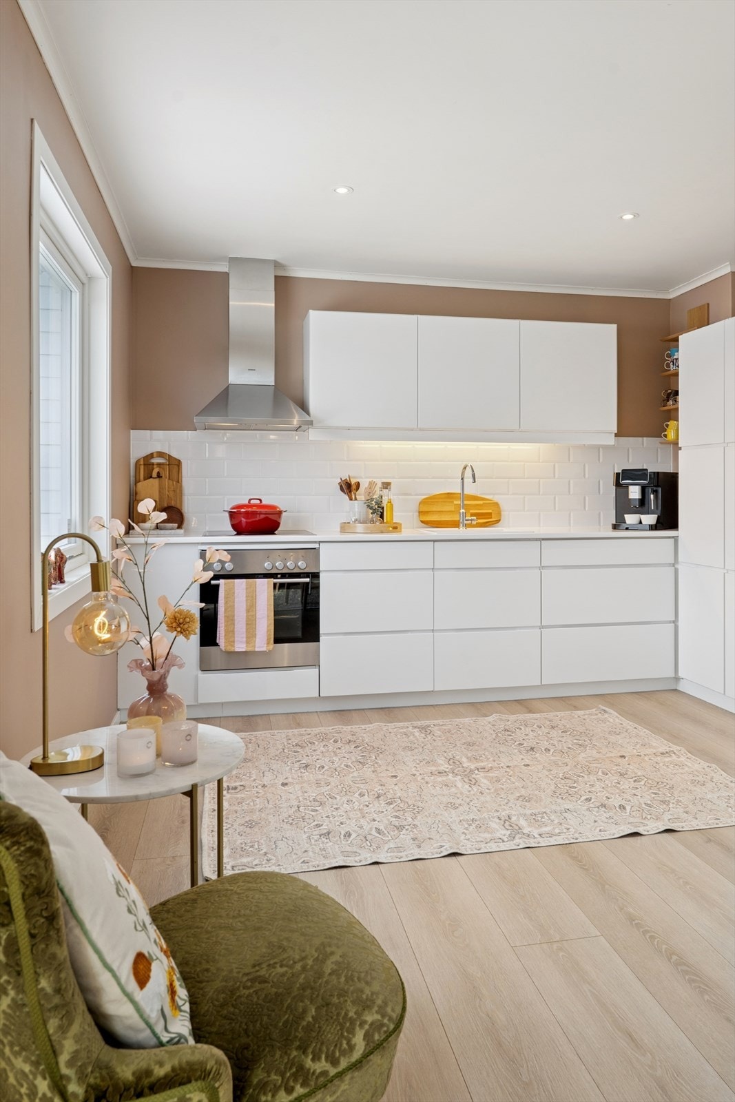 Kjøkkenet er praktisk plassert i den åpne løsningen, med en innredning fra siste halvdel av 2010-tallet. Galleribilde