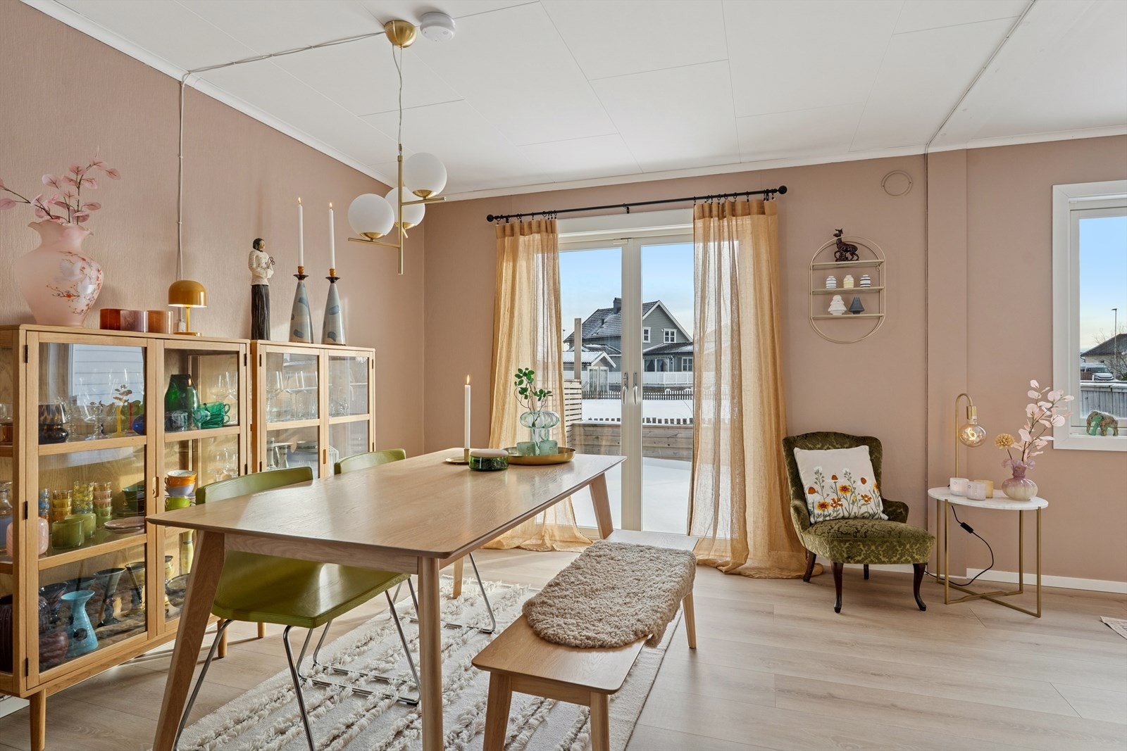 Fra spisestuen er det direkte utgang til verandaen via en tofløyet terrassedør fra 2019. Galleribilde