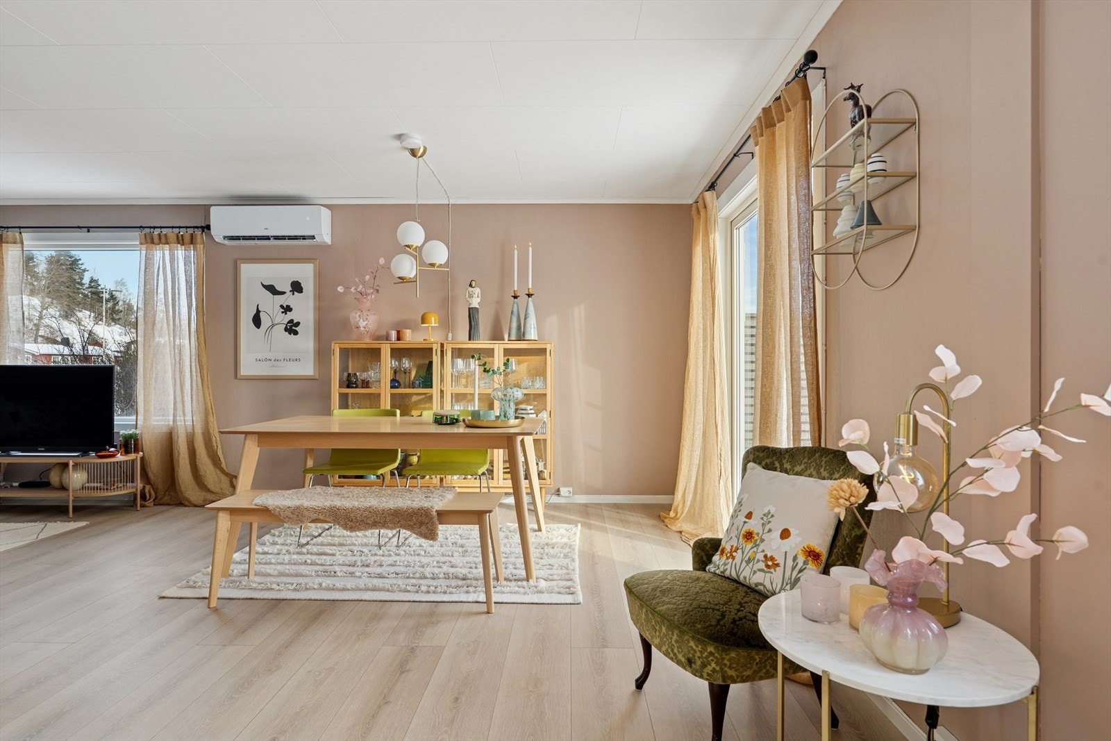 Spisestuen har god plass til et stort spisebord for hyggelige måltider. Galleribilde