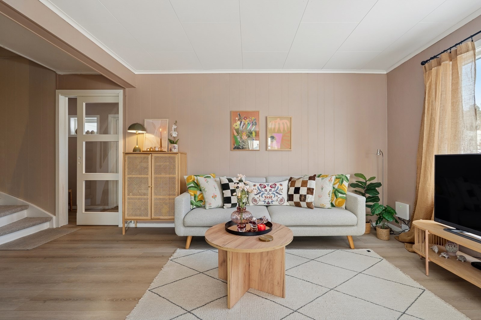 Stuen er et lunt og hyggelig samlingspunkt med gjennomgående laminatgulv. Galleribilde